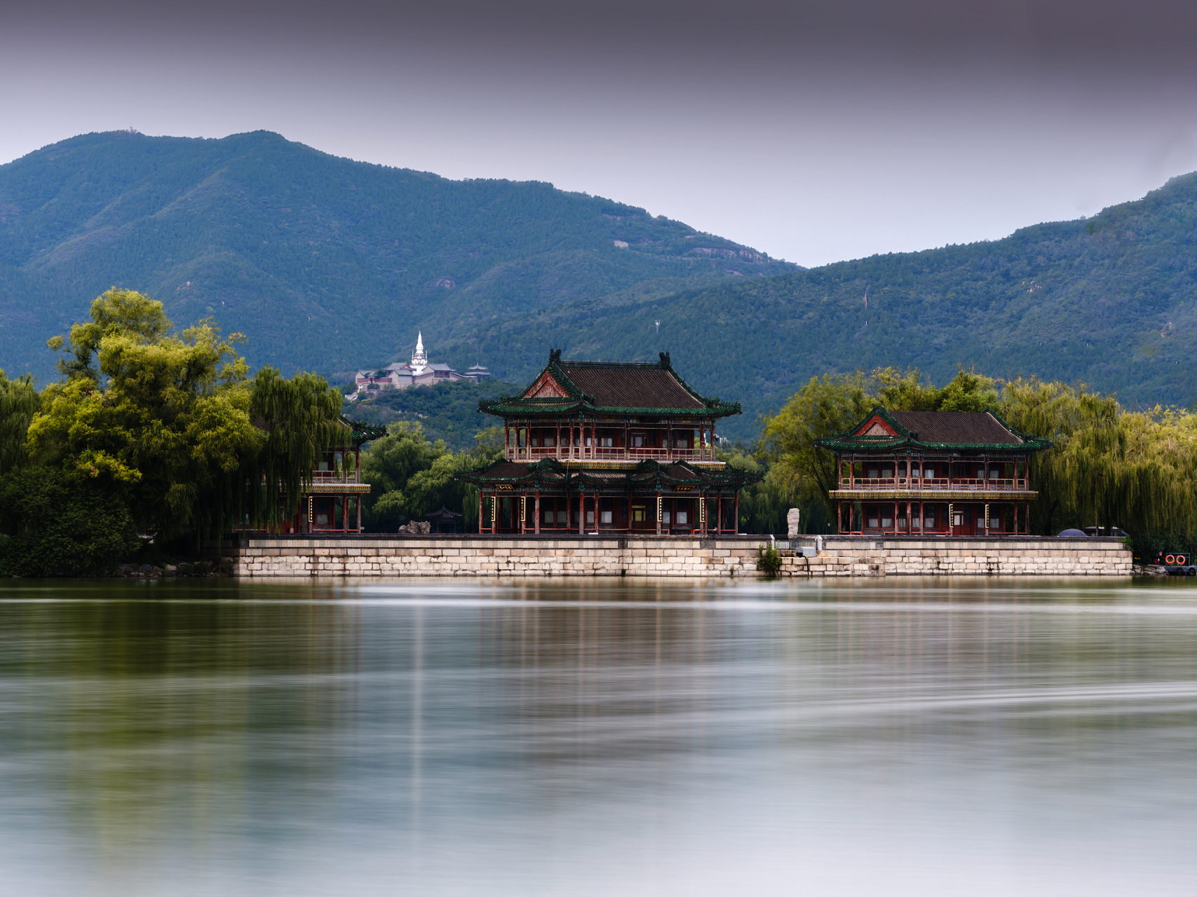承德位于河北,拥有丰富的历史文化和自然风光,是清朝皇家园林的聚集地