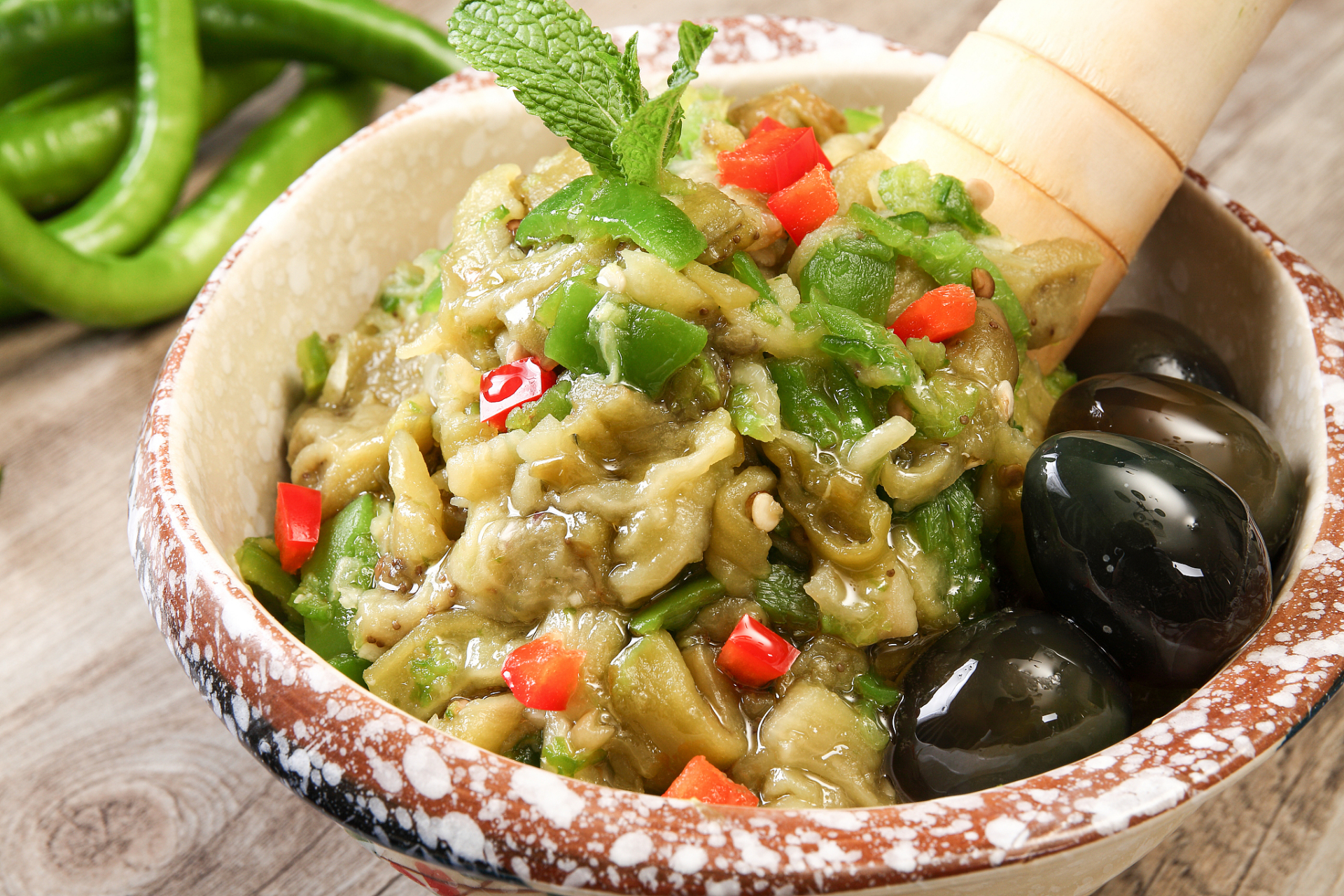 在湖南的美食江湖中,有一道充满地域特色的佳肴——擂辣椒皮蛋.