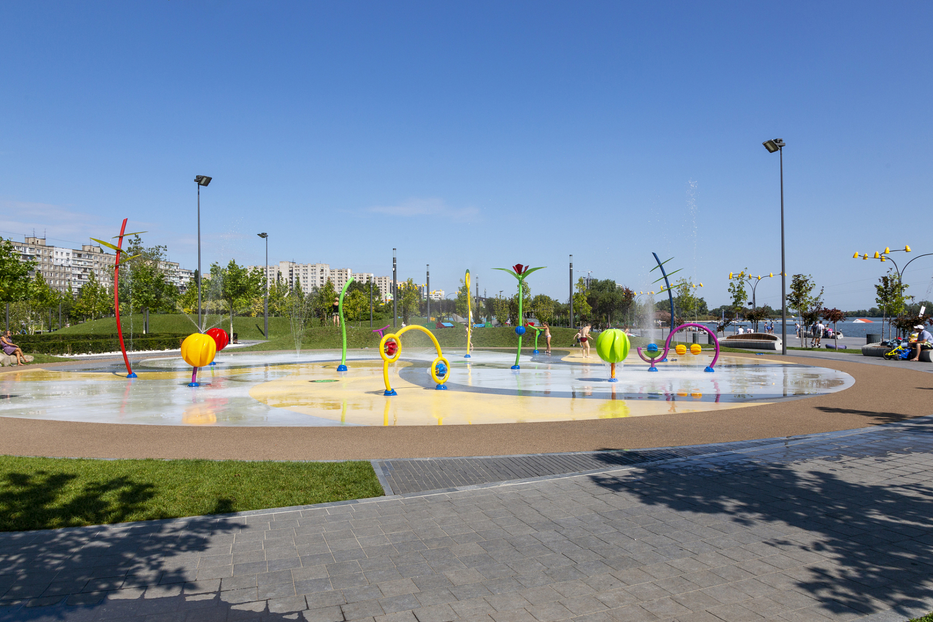 群力体育公园是一个综合性体育公园,拥有丰富的室内和室外体育设施.