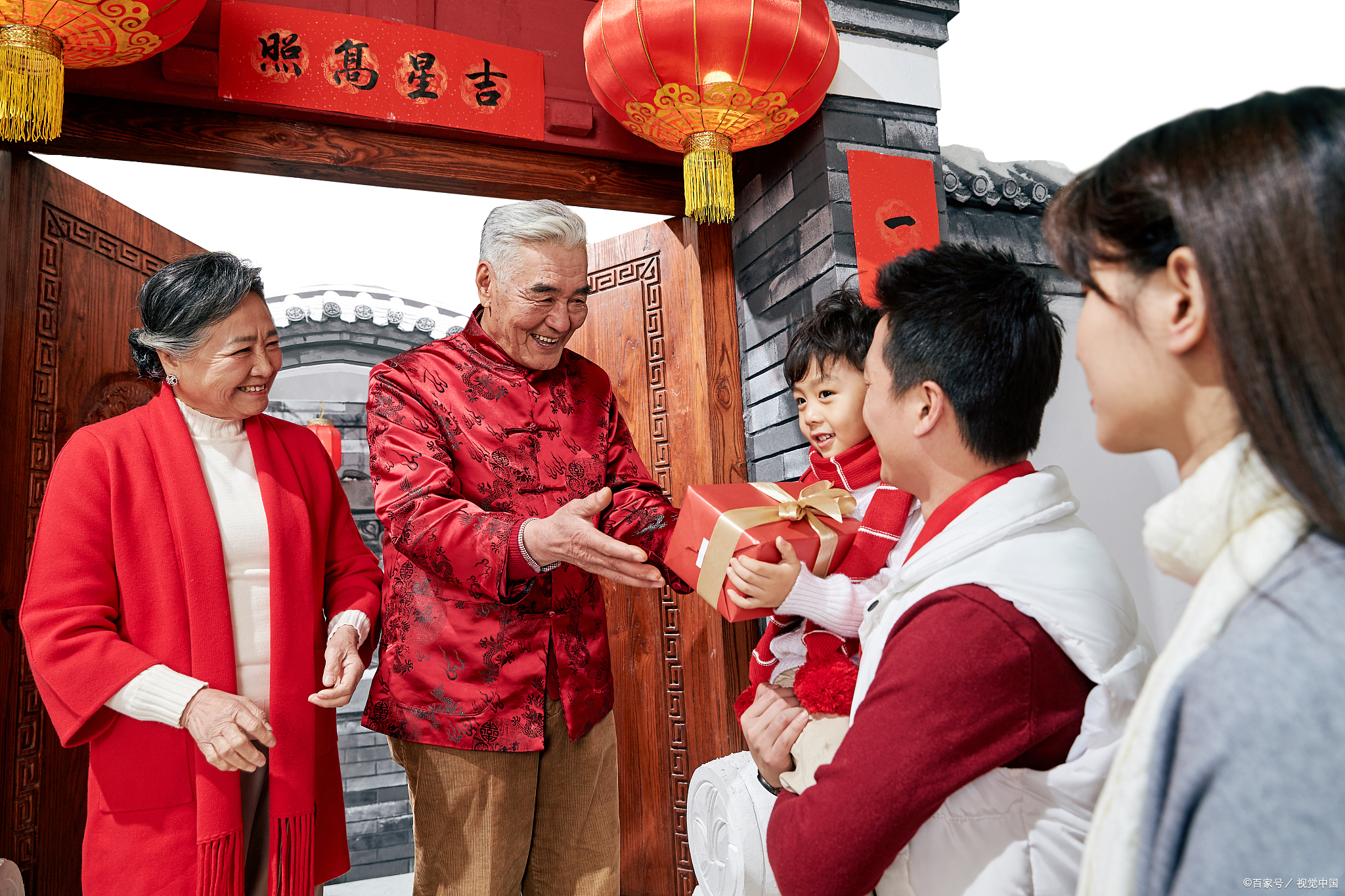 拜年:人们会在春节期间互相拜年,祝福对方身体健康,万事如意