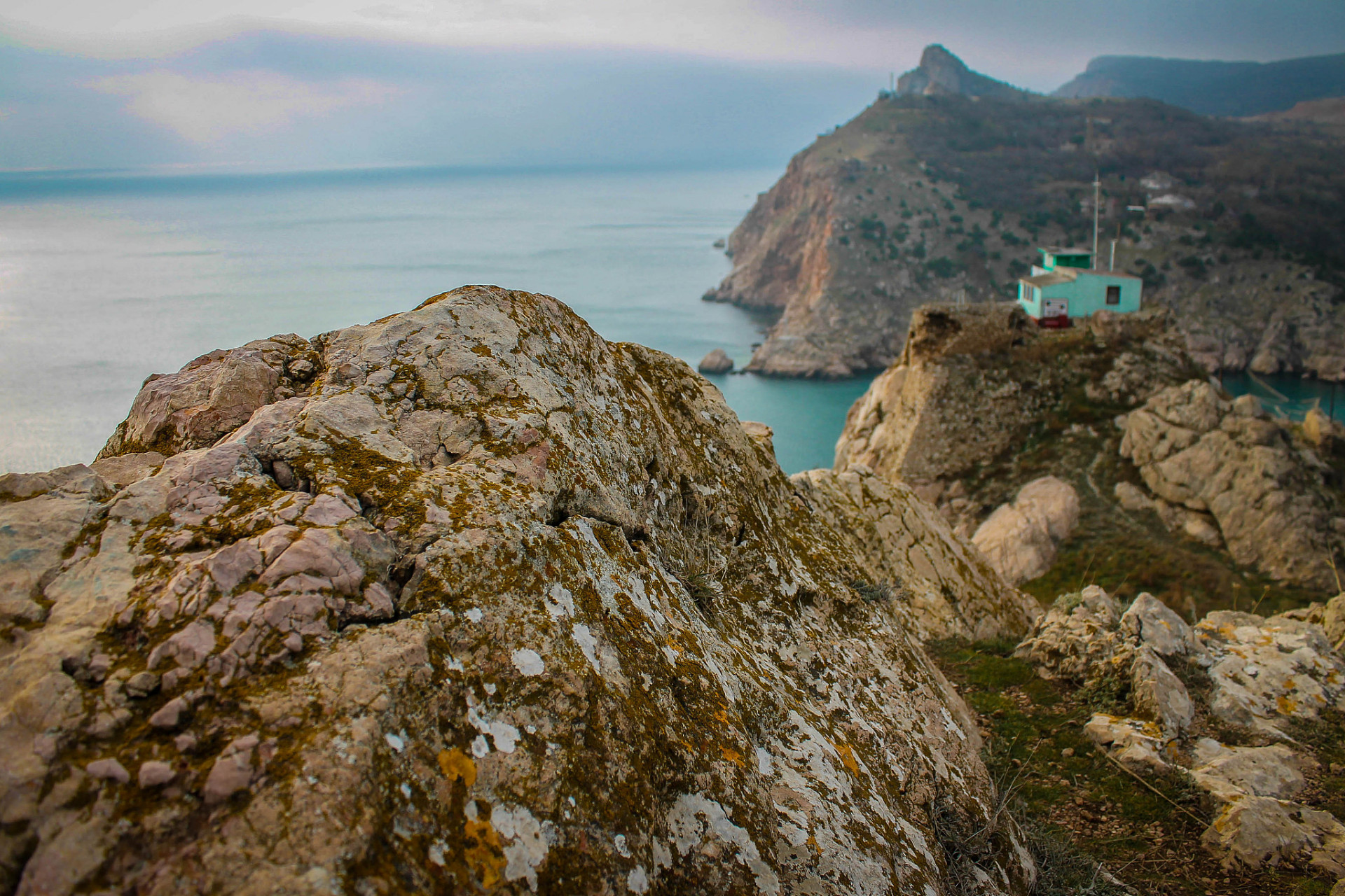 小星山,这座位于双月湾西南的无居民岛,宛如大海中的一颗宝石,远离