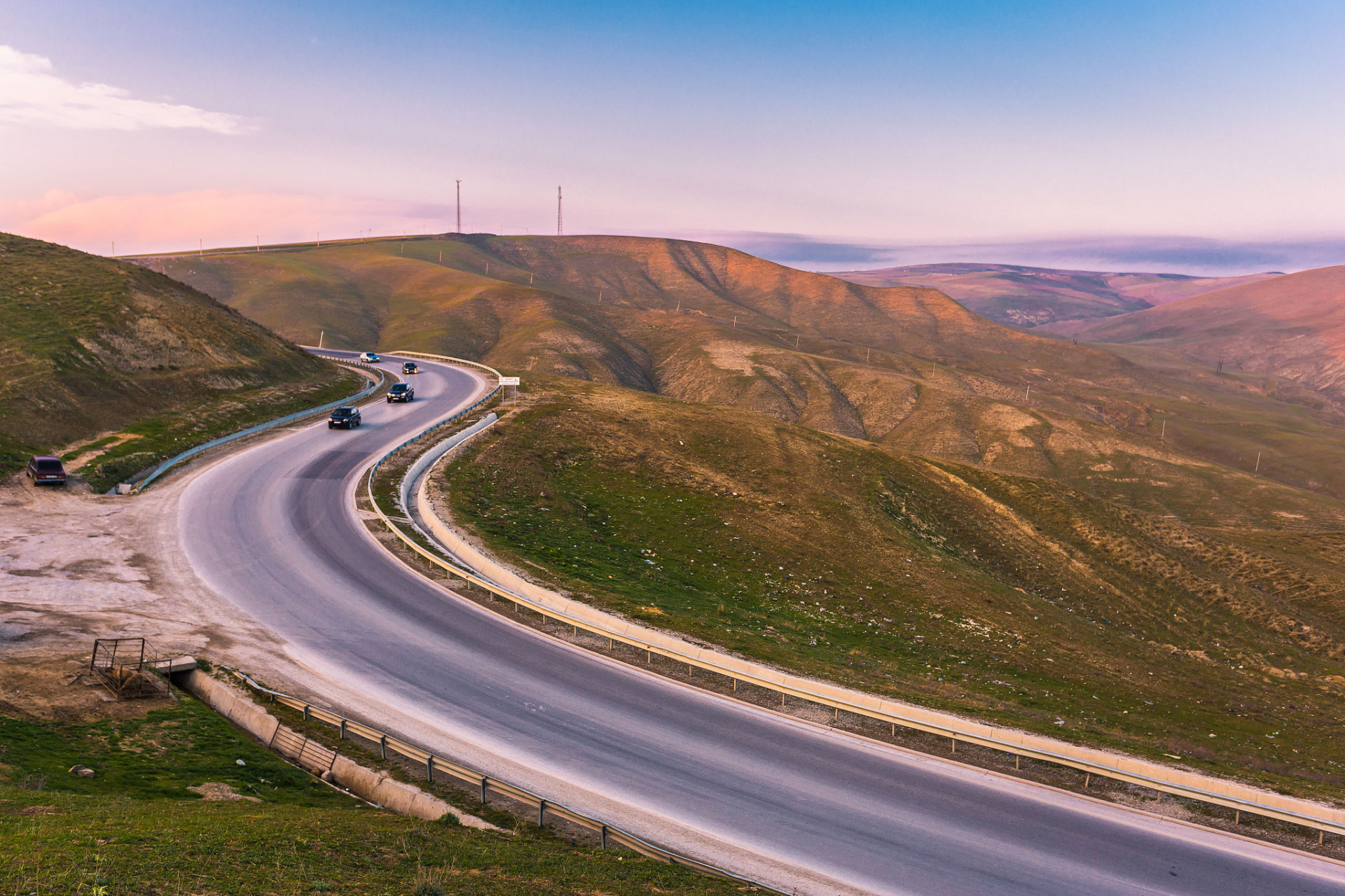 韩红# 经典老歌《天路》是中国著名歌手韩红演唱的一首歌曲,收录在她
