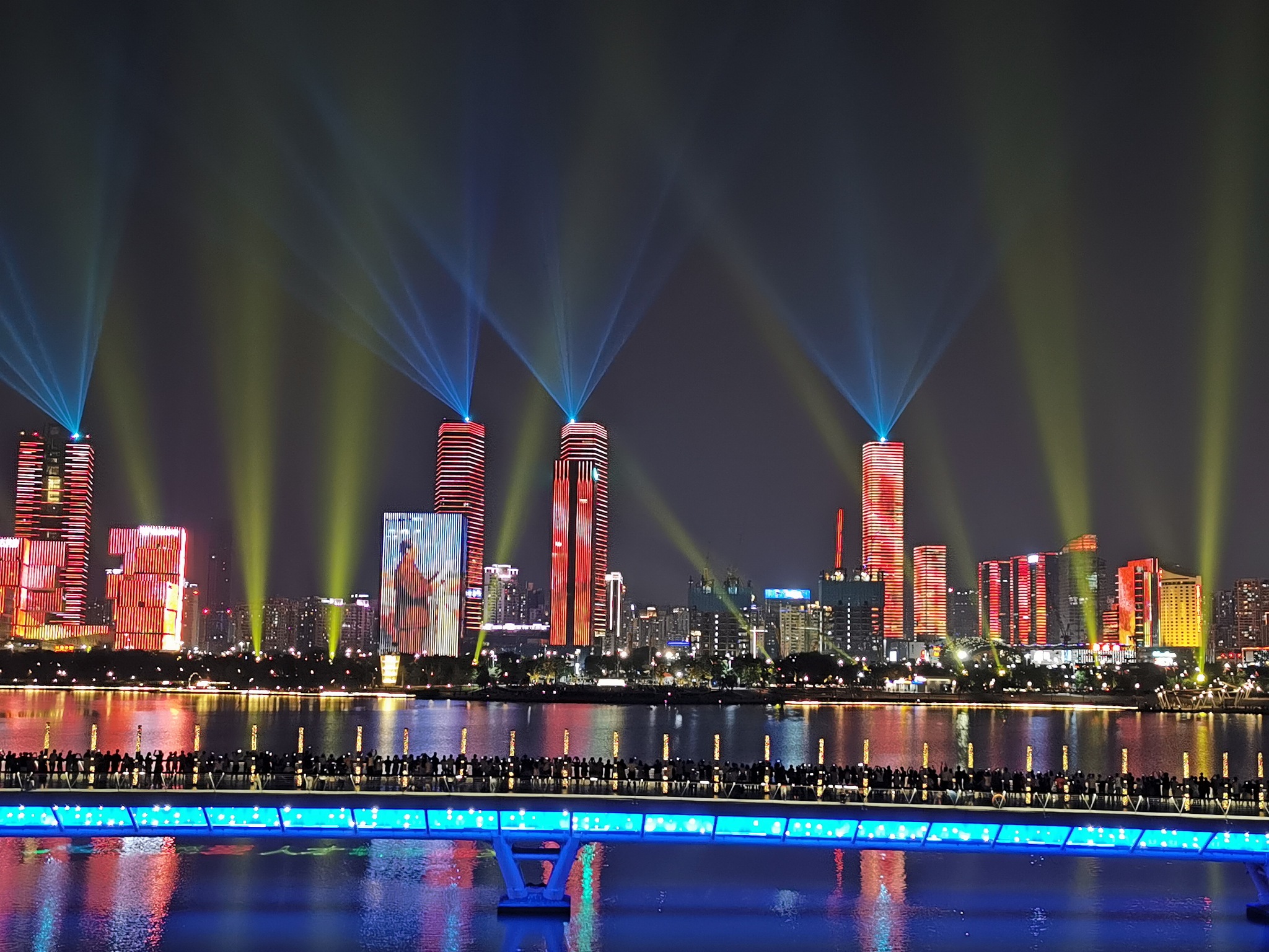 珠海的明珠湾夜景在夏天是否特别迷人?