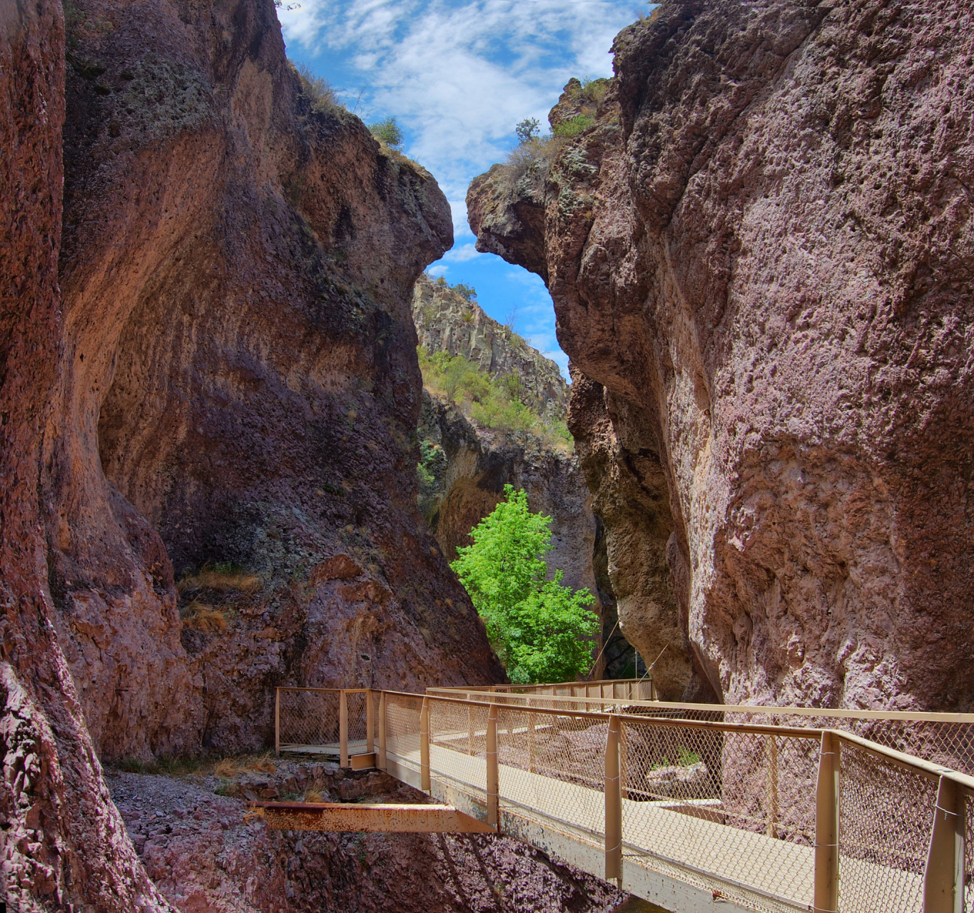 四川广元米仓山大峡谷风景名胜区,以山水峡谷为核心,拥有近百个景点.