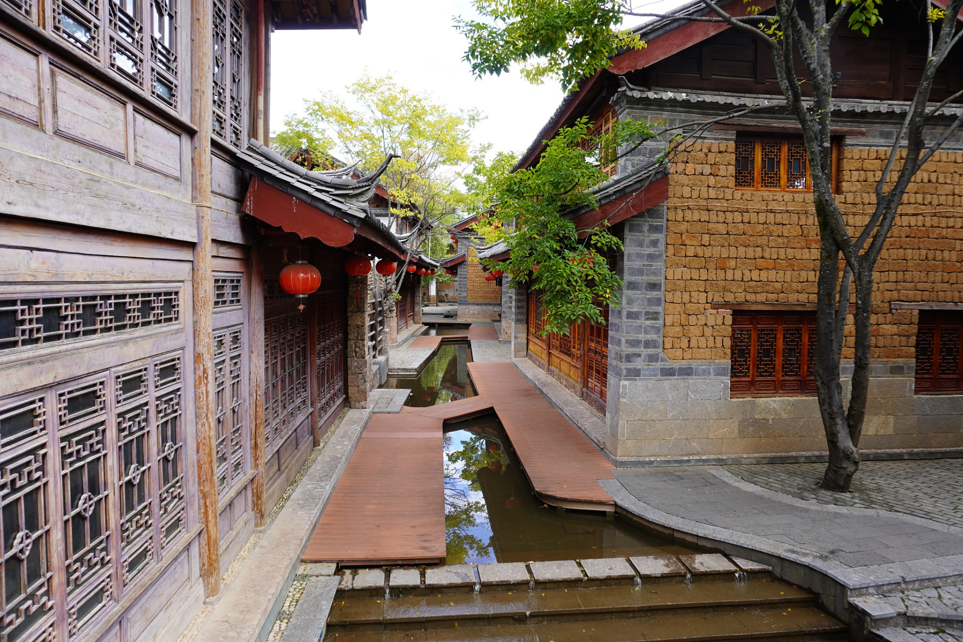 松溉古镇位于重庆市永川区南部松溉镇,东接江津区朱杨镇,朱杨溪火车站