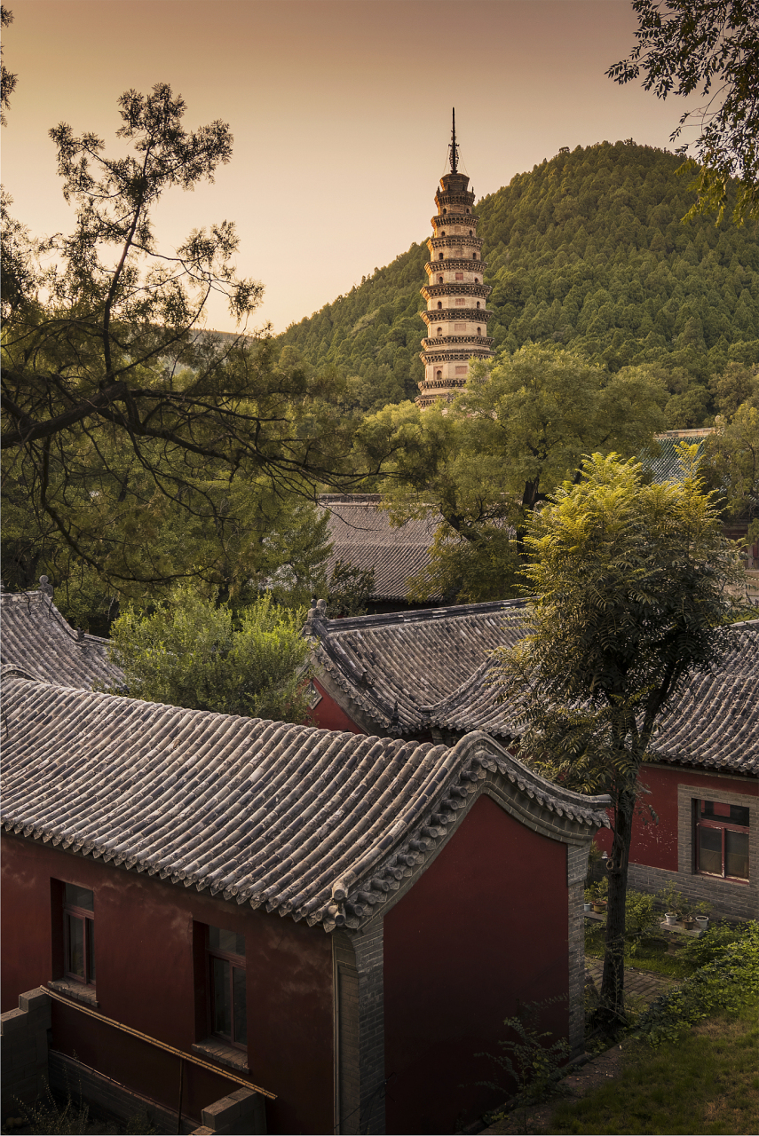 这座寺庙有着悠久的历史和丰富的文化内涵,是济南旅游的一大亮点.