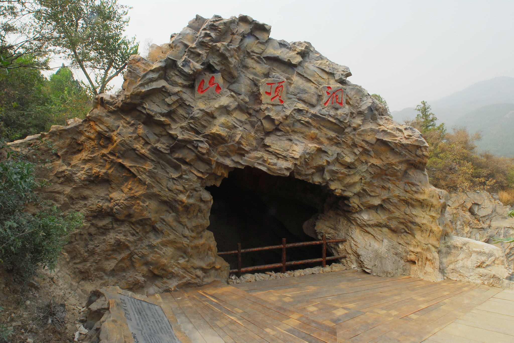 丰宁白云古洞景区是自然与人文的完美结合,游客可欣赏山水风光,探访