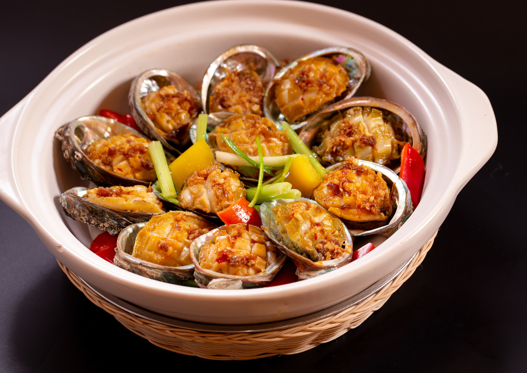 今天教大家一道家常葱香鲍鱼烧法,香气扑鼻,口感鲜美,快来学习吧!