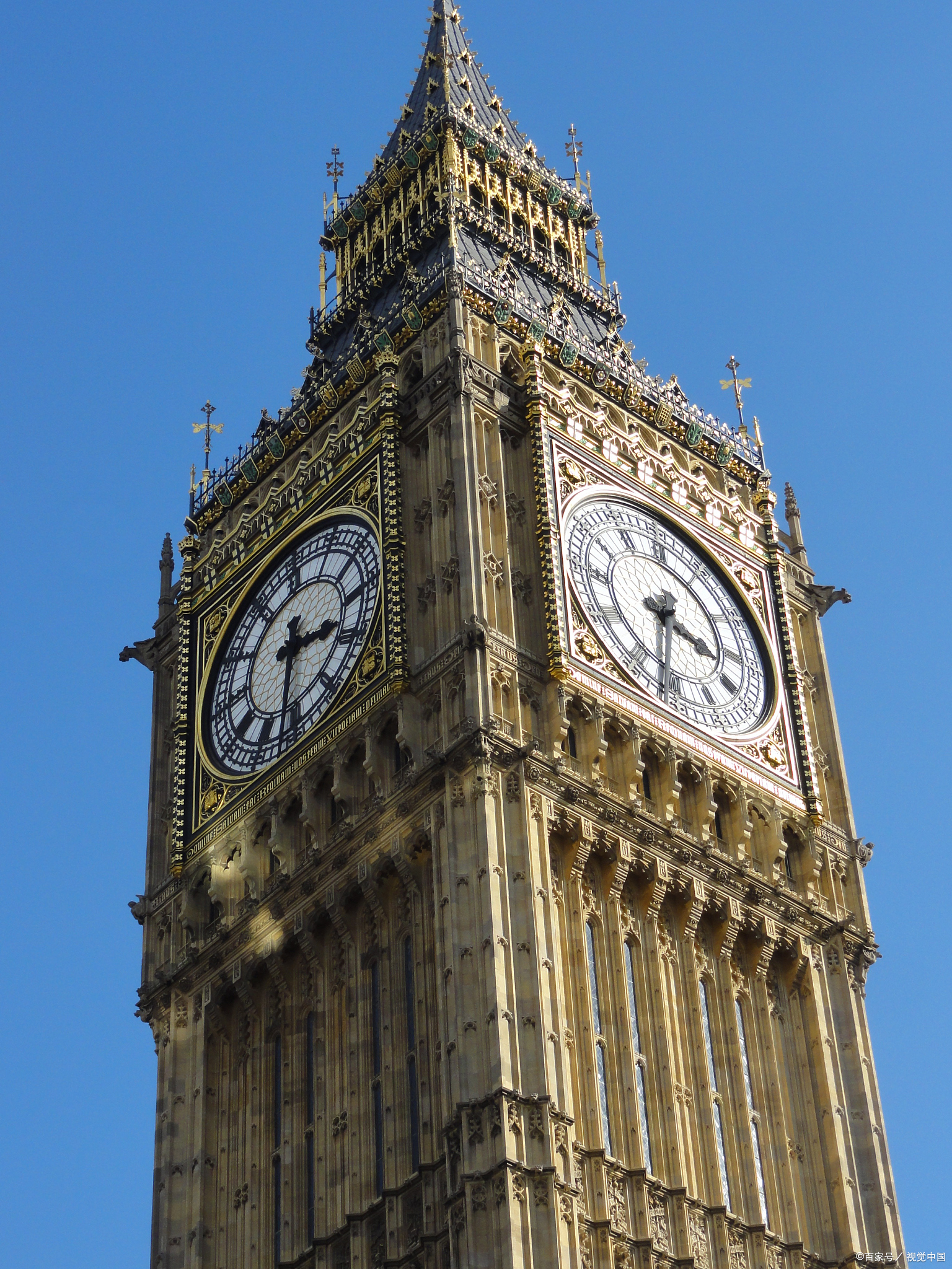 大本钟,现正式名称为伊丽莎白塔,是英国伦敦的标志性建筑之一,位于