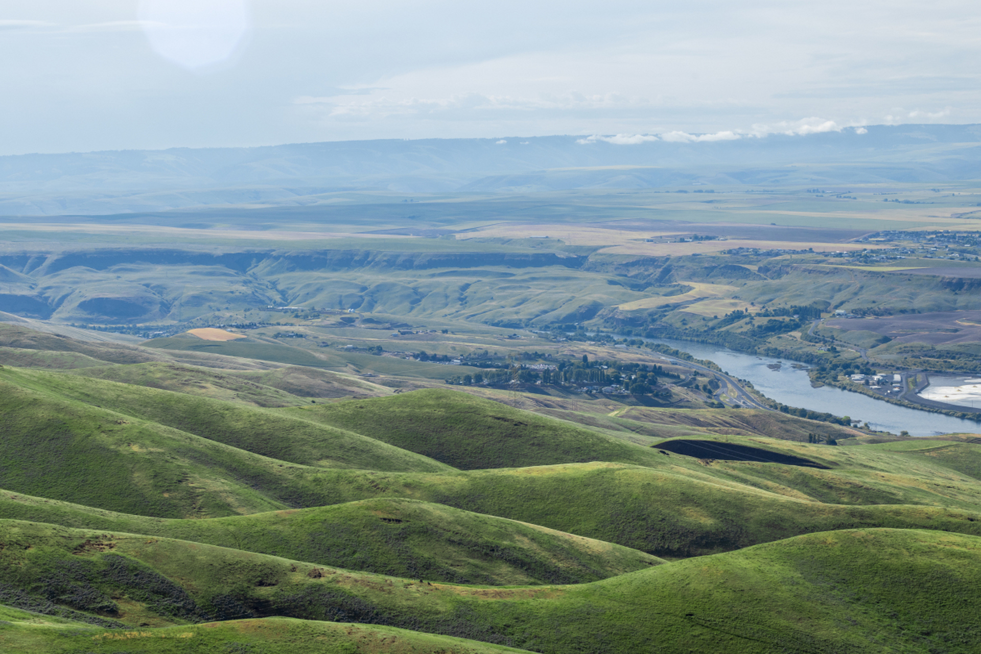 连绵起伏,意思是连续不断而且起伏不平.