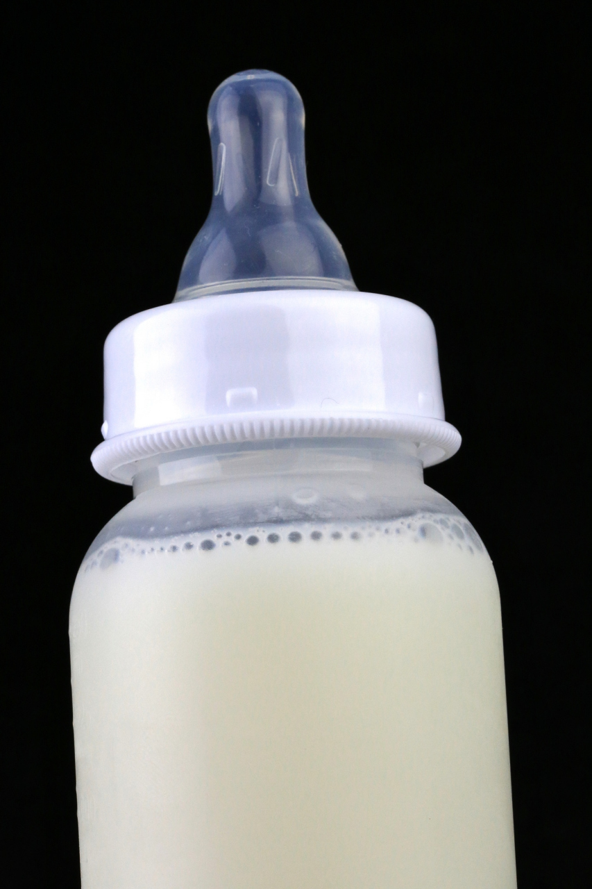 育儿冷知识丨母乳挤到玻璃奶瓶能放多久?