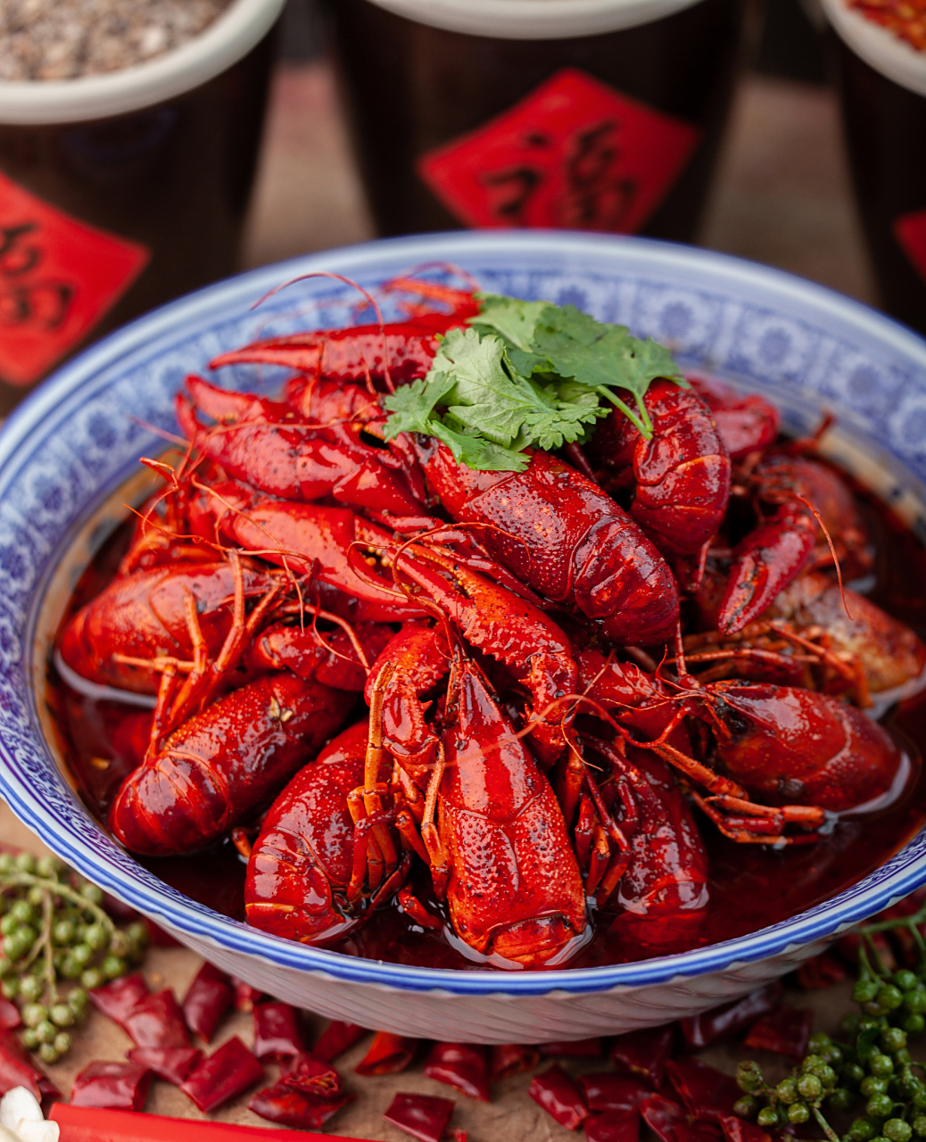 一,将买回来的小龙虾用淡盐水浸泡约30分钟,再置于流动水下反复漂洗