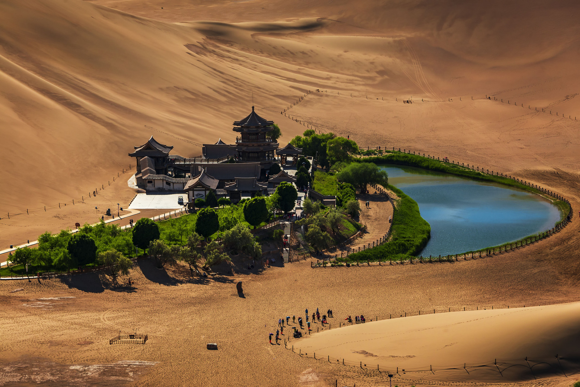 今天我要向大家介绍的是敦煌鸣沙山月牙泉的"千手千眼观音".