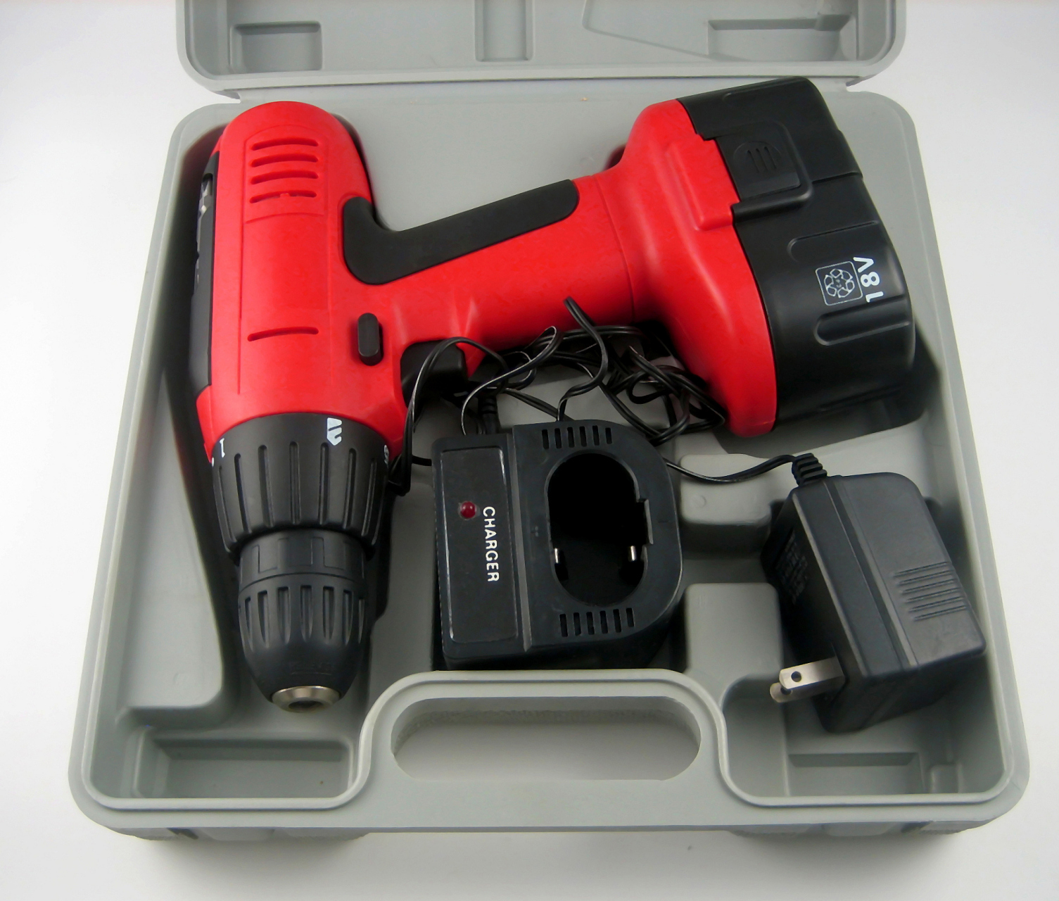 爱瑞德德国充电电钻家用手电钻工具箱套装是一款专为家庭维修和装修而