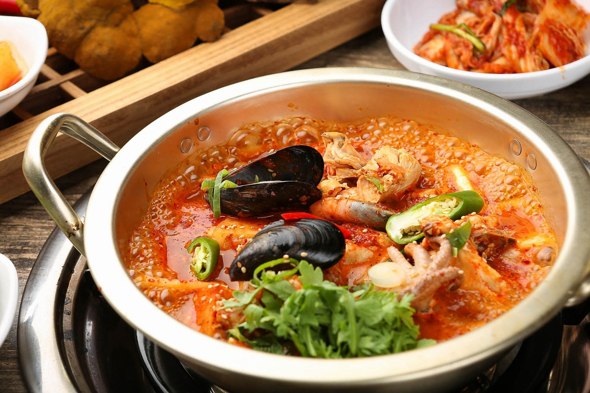 冬阴功汤:泰国的代表汤品,以香茅,柠檬叶,鱼露等调料为基础,口感厦览