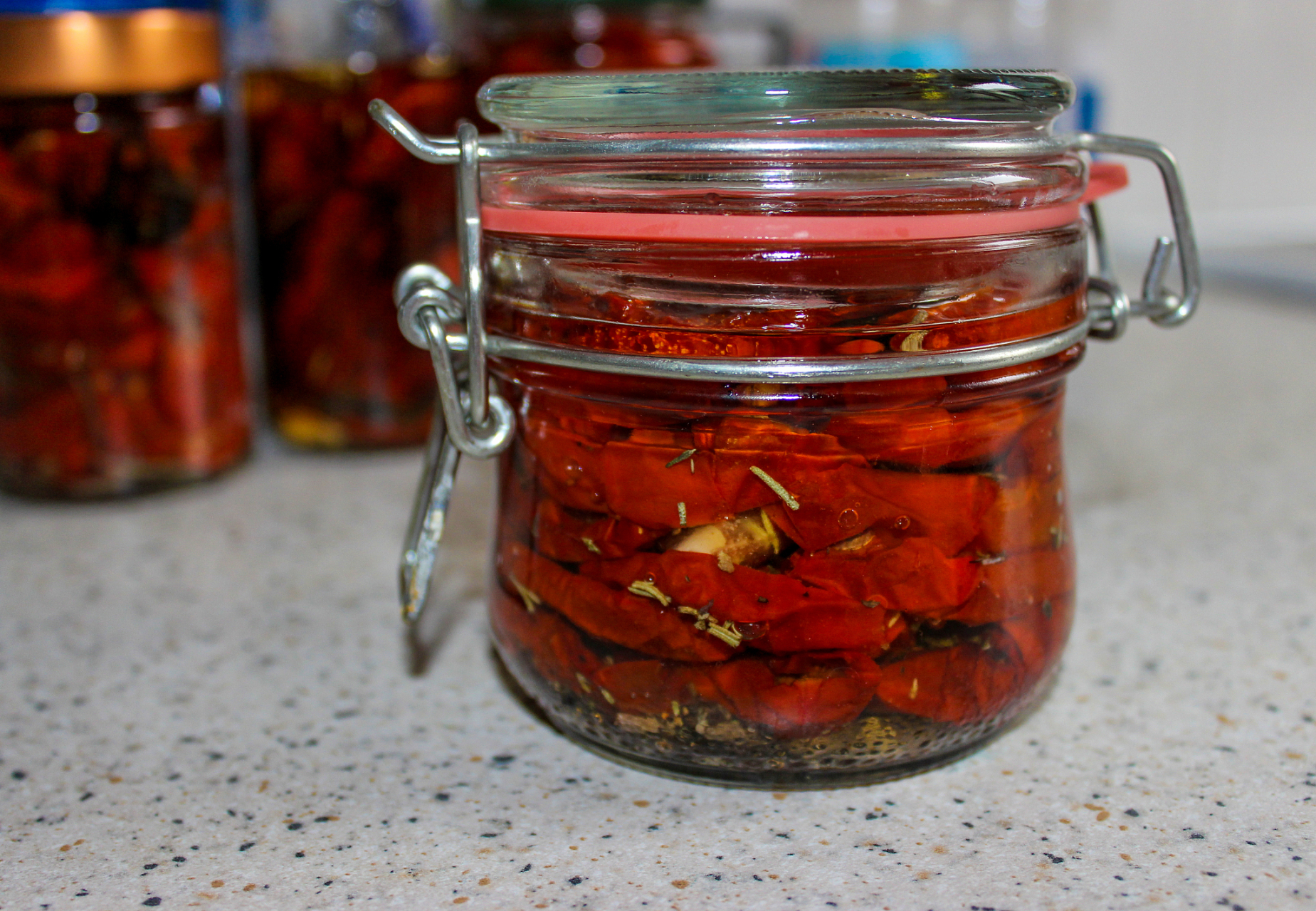 枸杞泡酒,是一种中草药酒,有益健康,尤其在提高男性生育能力方面有