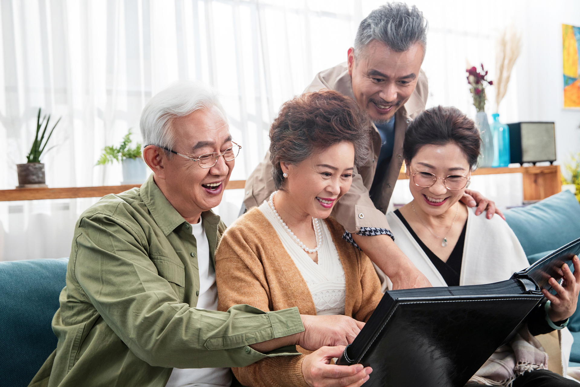 李明和王丽与亲家两口子搭伙养老,起初日子愉快,但半年后矛盾加深.