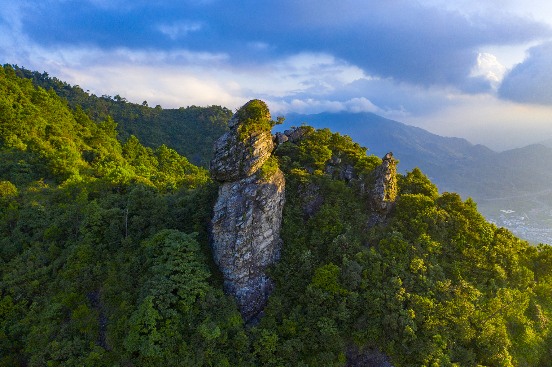 蓥华山位于四川省德阳什邡市城西北37公里处,距成都98公里,古称章山.