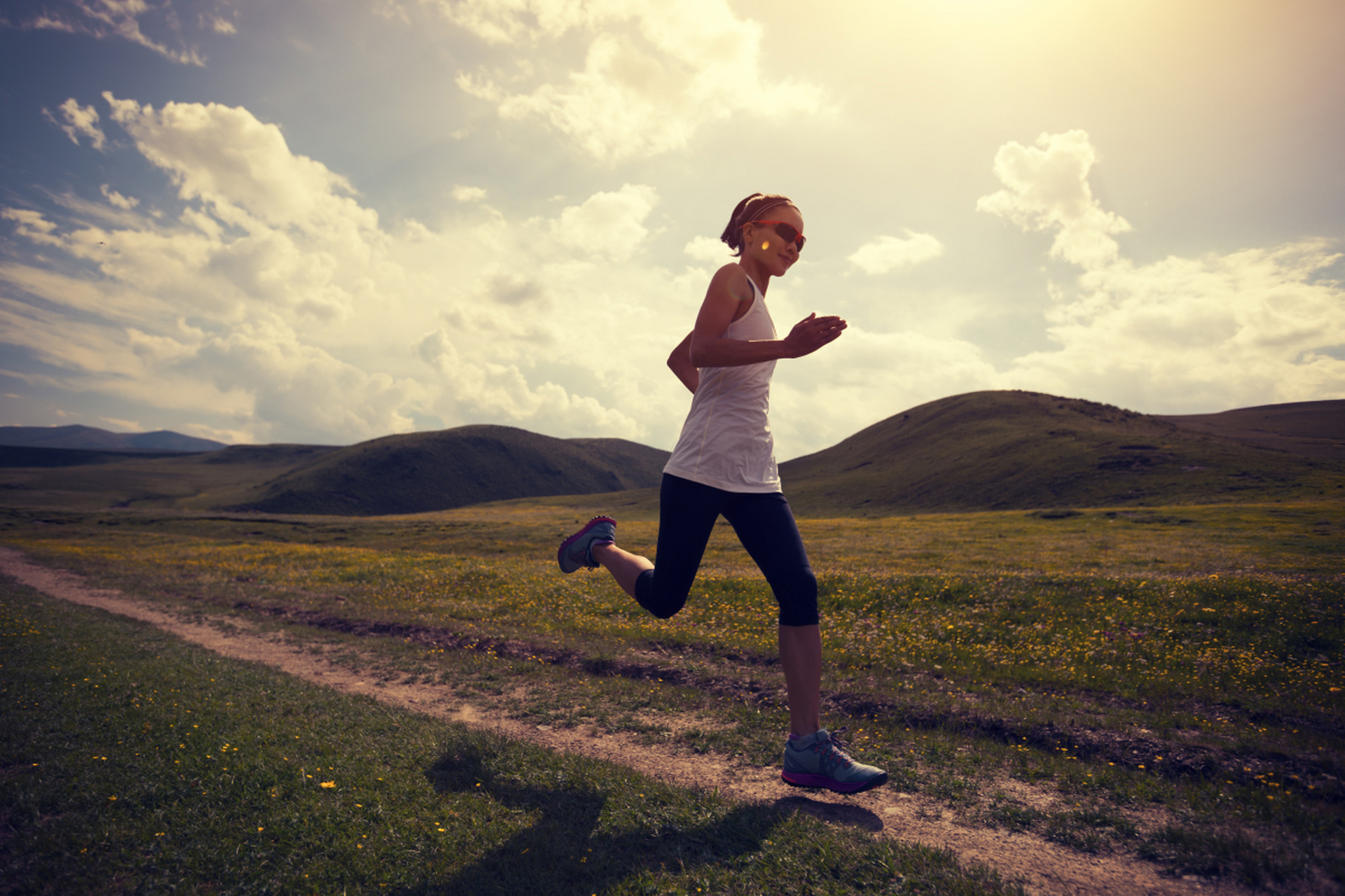 跑步是一项广受欢迎的有氧运动,能帮助减肥,提高心肺功能和塑造健康