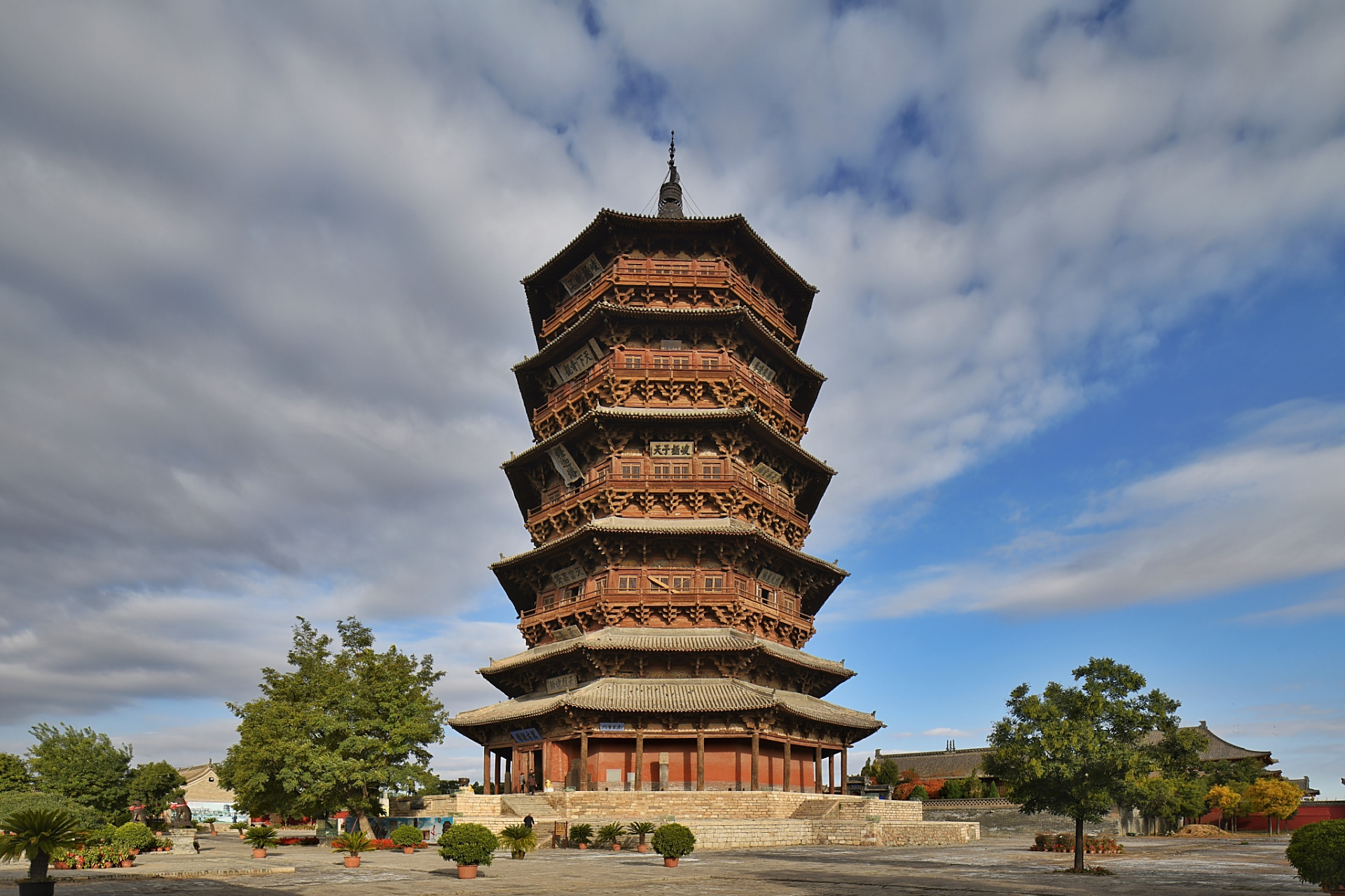 应县木塔位于山西省应县城内,是一座古老的木结构建筑,建于辽代.