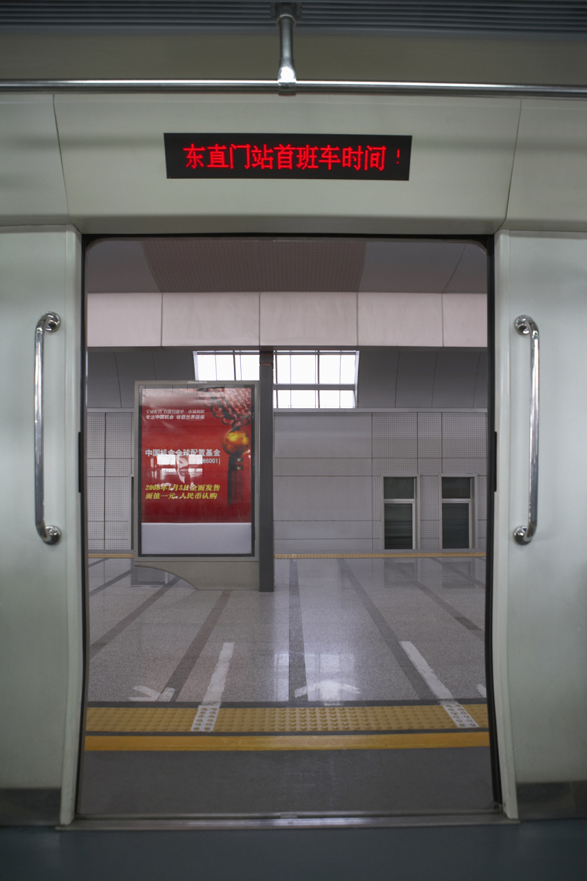 上海地铁回应站台屏蔽门碎裂#   昨天下午  有网友曝料称  上海地铁7