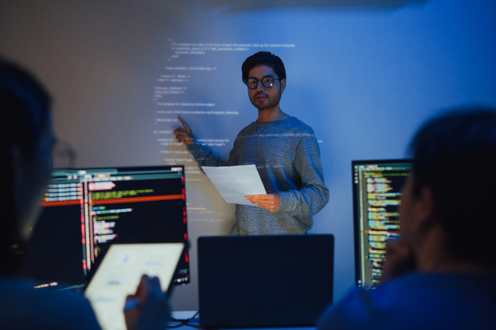 云计算技术改变计算与数据处理模式,程序员需掌握其基本理论,核心技术