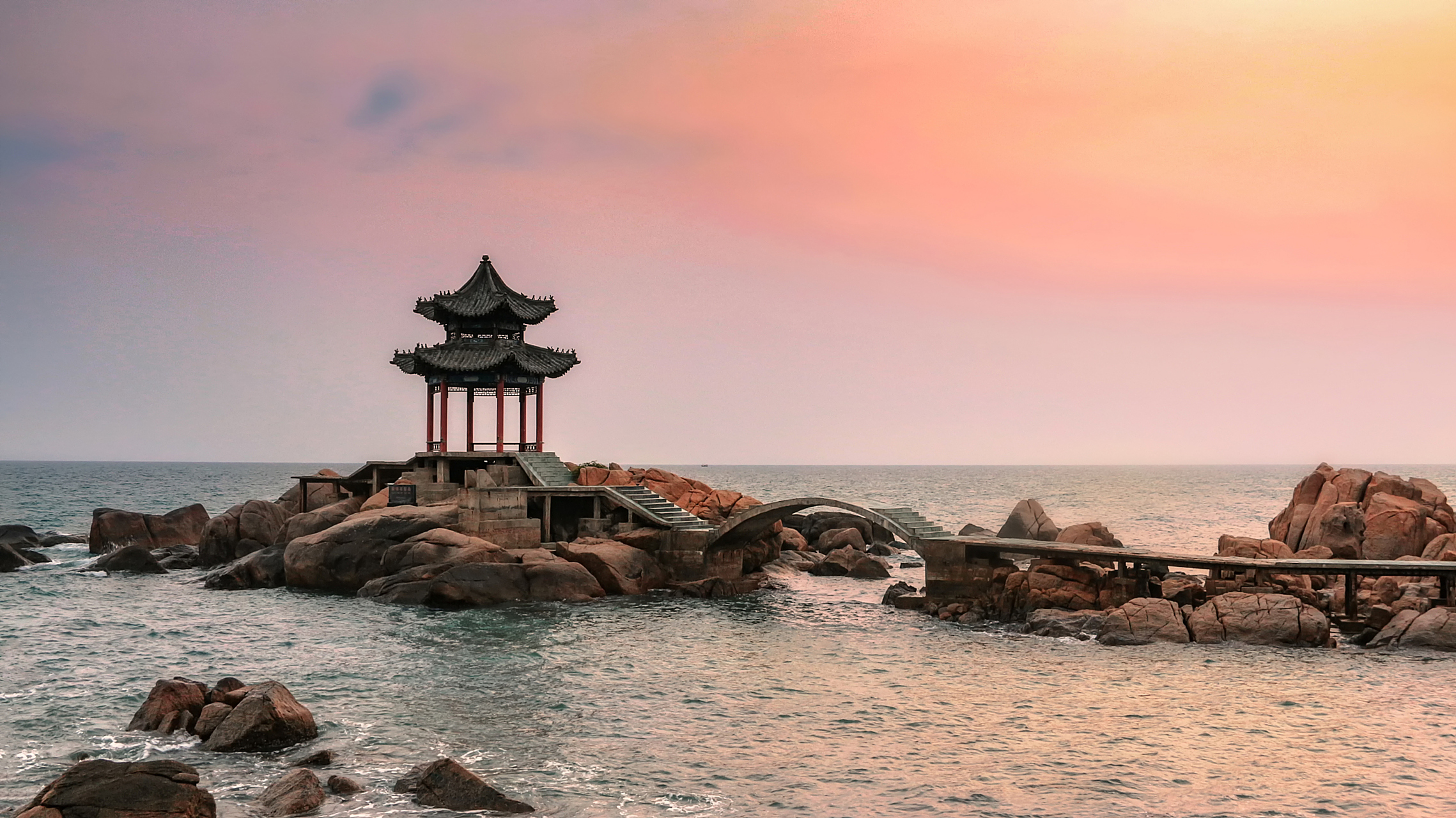 嬉行记# 北海海角亭,位于北海市中心的海角公园内,是一座名闻遐迩的