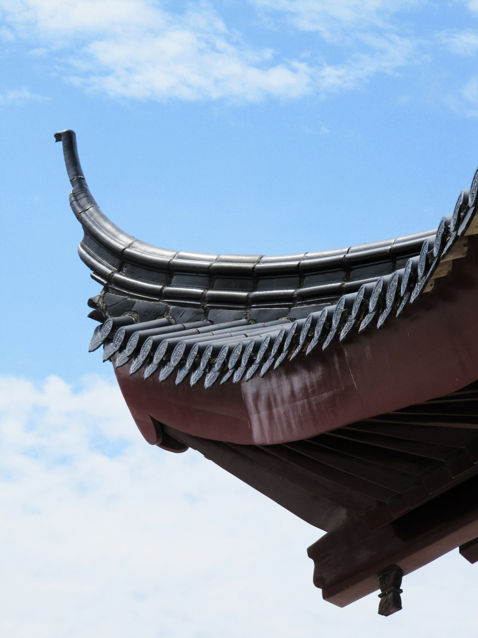 屋顶是中国传统建筑之冠,宛如一座座雕塑矗立在建筑之上,既挡住了风雨