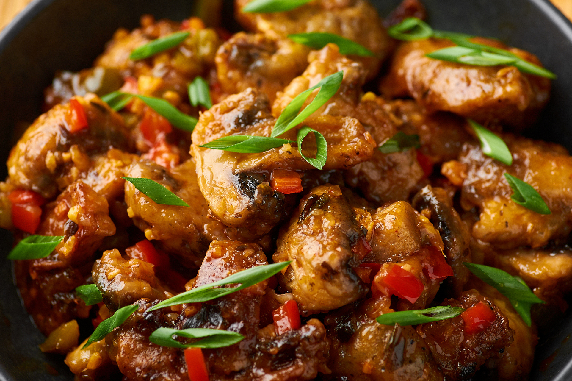 啤酒鸭,源自江西的传统佳肴,以其独特的烹饪方式和丰富的口感而著称.