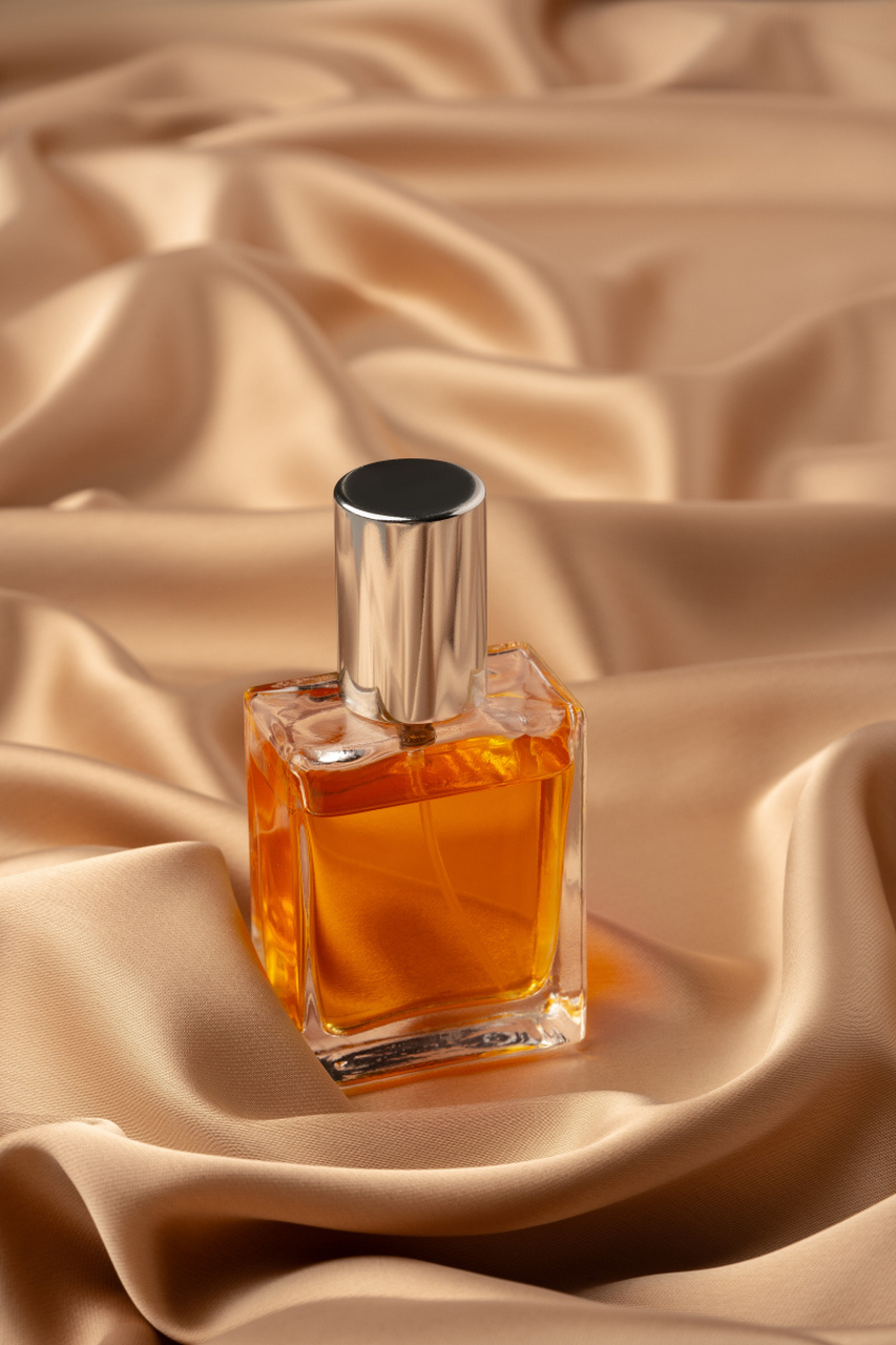 香水应存放在阴凉,干燥,避光的地方,避免潮湿和阳光直射.