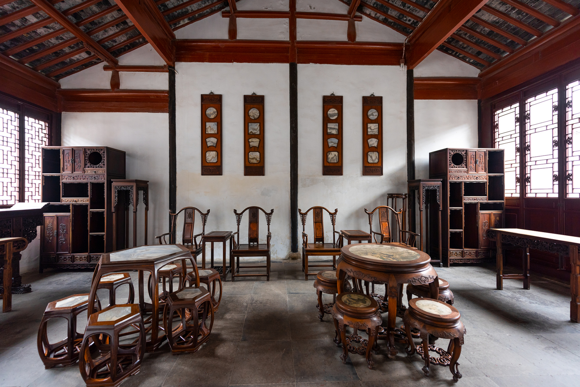 古代中堂的布置遵循对称原则,以中轴线为基准,家具,挂屏,书画等,都以