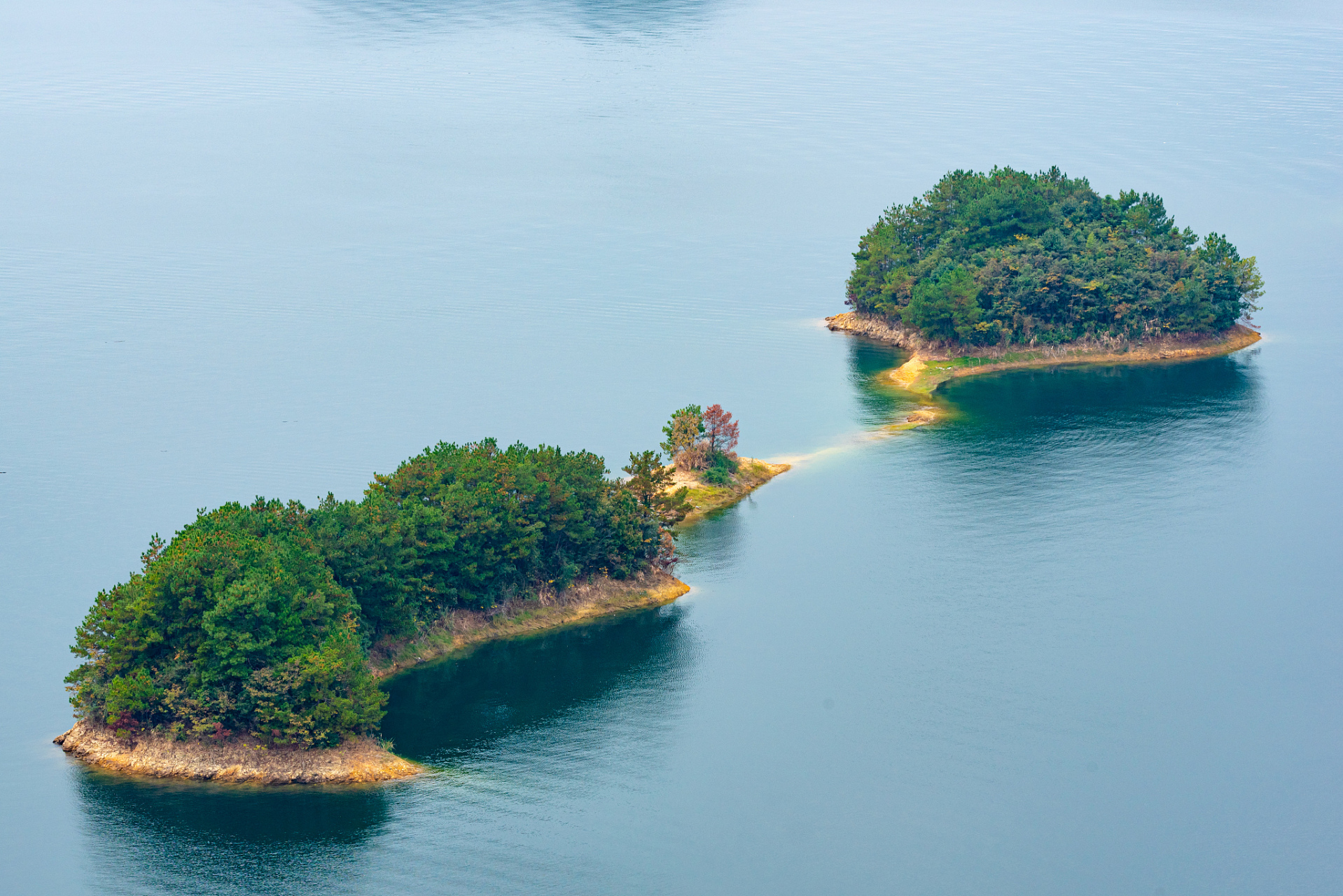 千岛湖的岛屿形态各异,有的像一颗璀璨的明珠,有的像一艘巨大的战舰