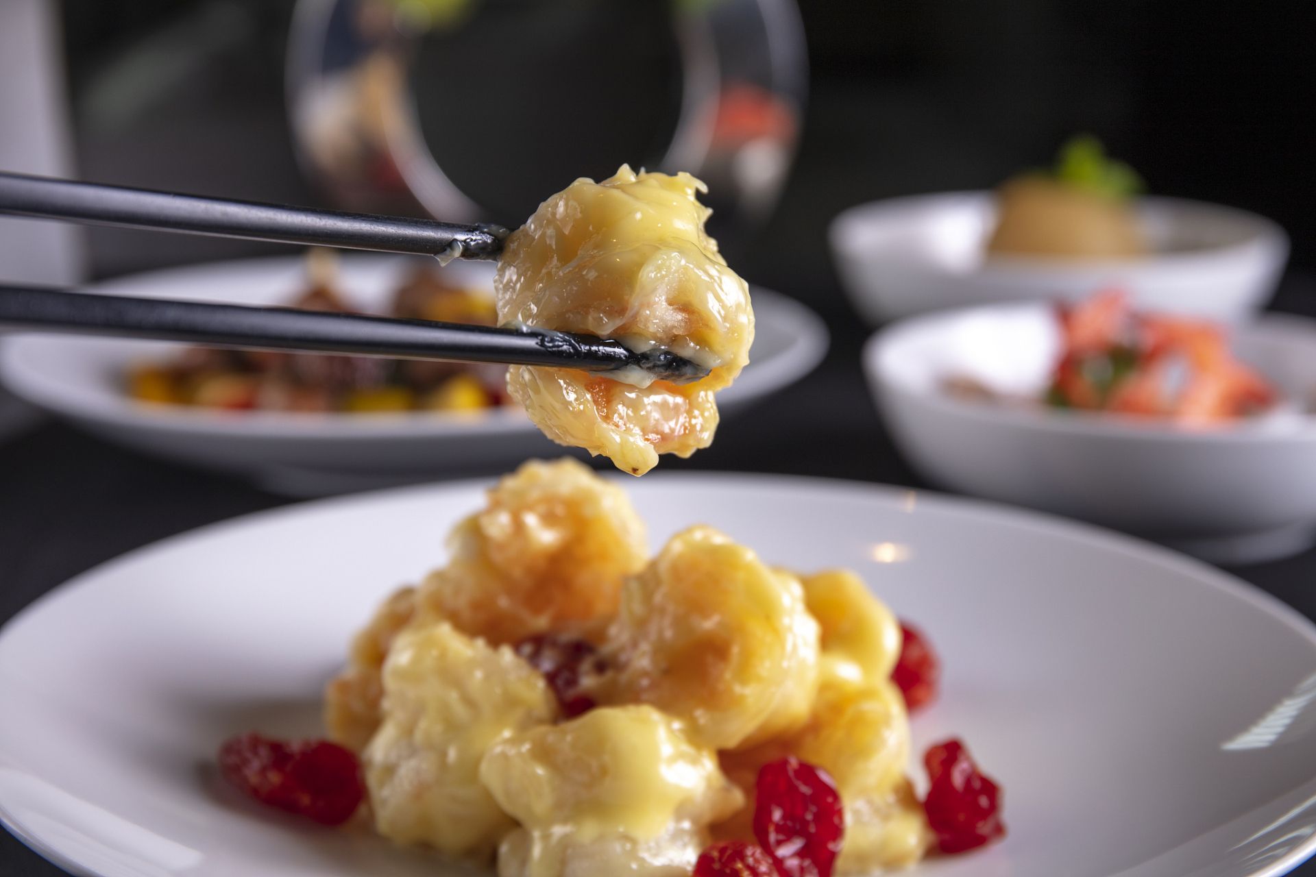 凤梨虾球是一道中式菜肴,它的制作过程需要经过多个步骤,其中最为重要