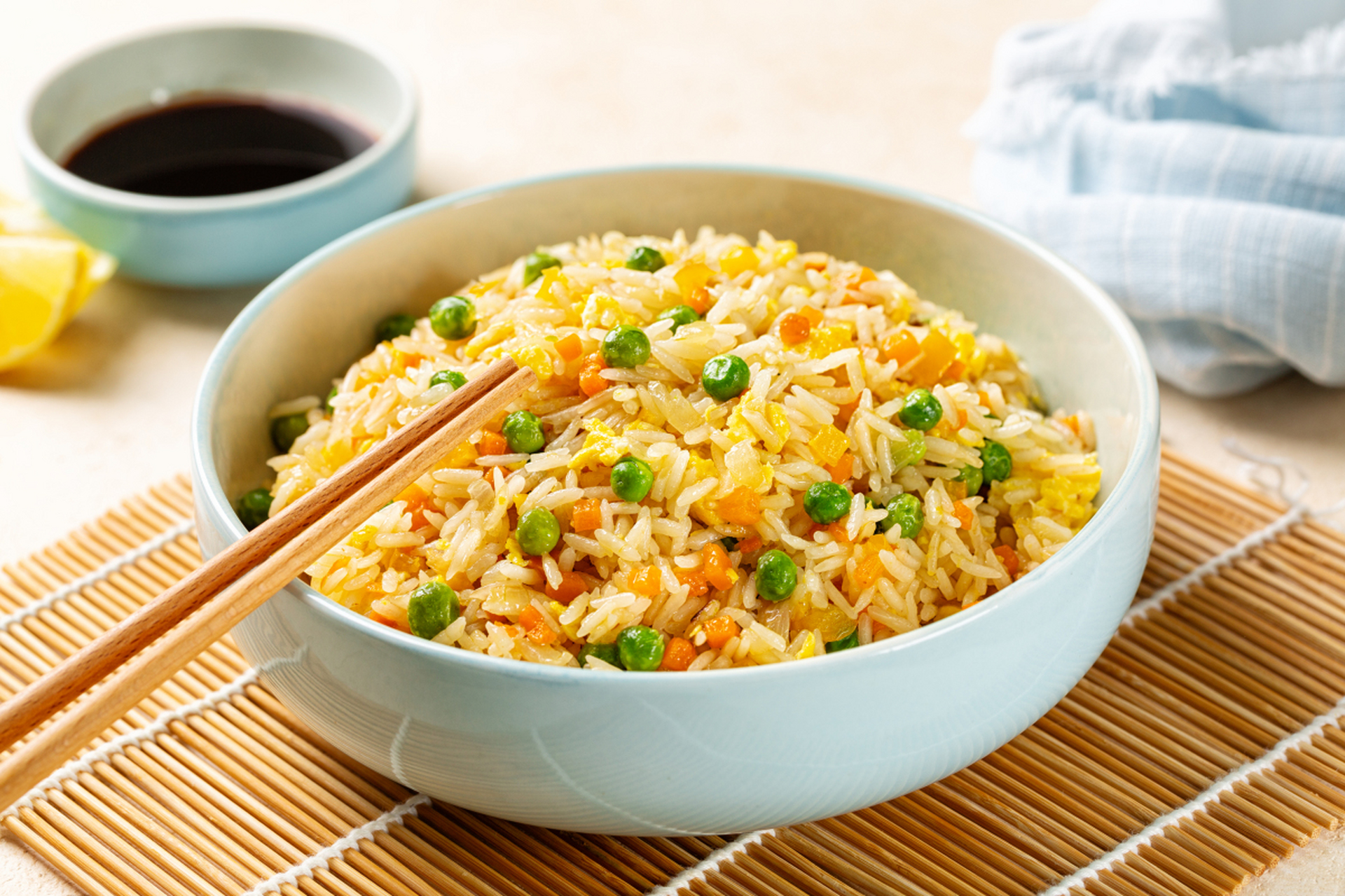 蛋炒饭,简单又美味!米饭,鸡蛋和葱花,碰撞出丰富口感和营养价值.
