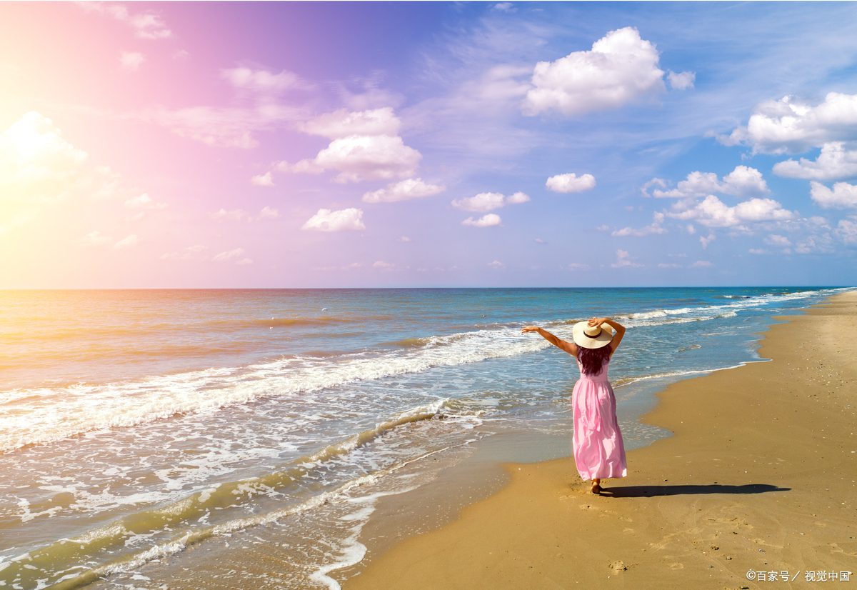 与潮汐的节奏所吸引,仿佛大海的每一次呼吸都与他们的心跳同频共振