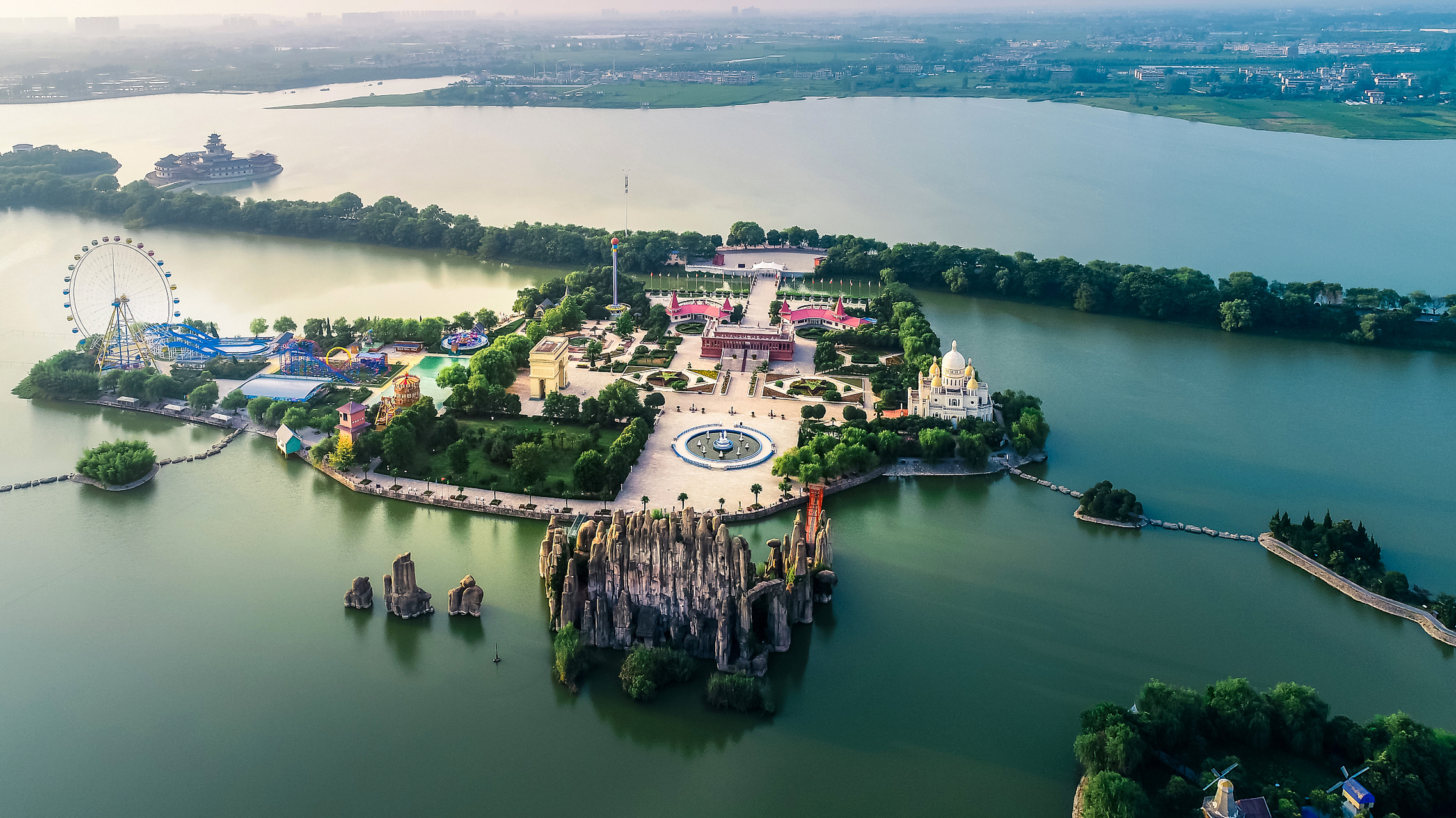 黄石阳新线的莲花湖风景区,这是一座集自然风光,文化底蕴和休闲娱乐为