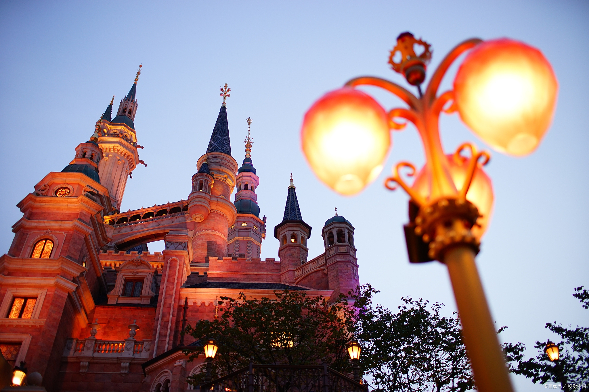 真想带着家人或者是朋友去迪士尼乐园玩一趟,不过门票和住宿费用可是