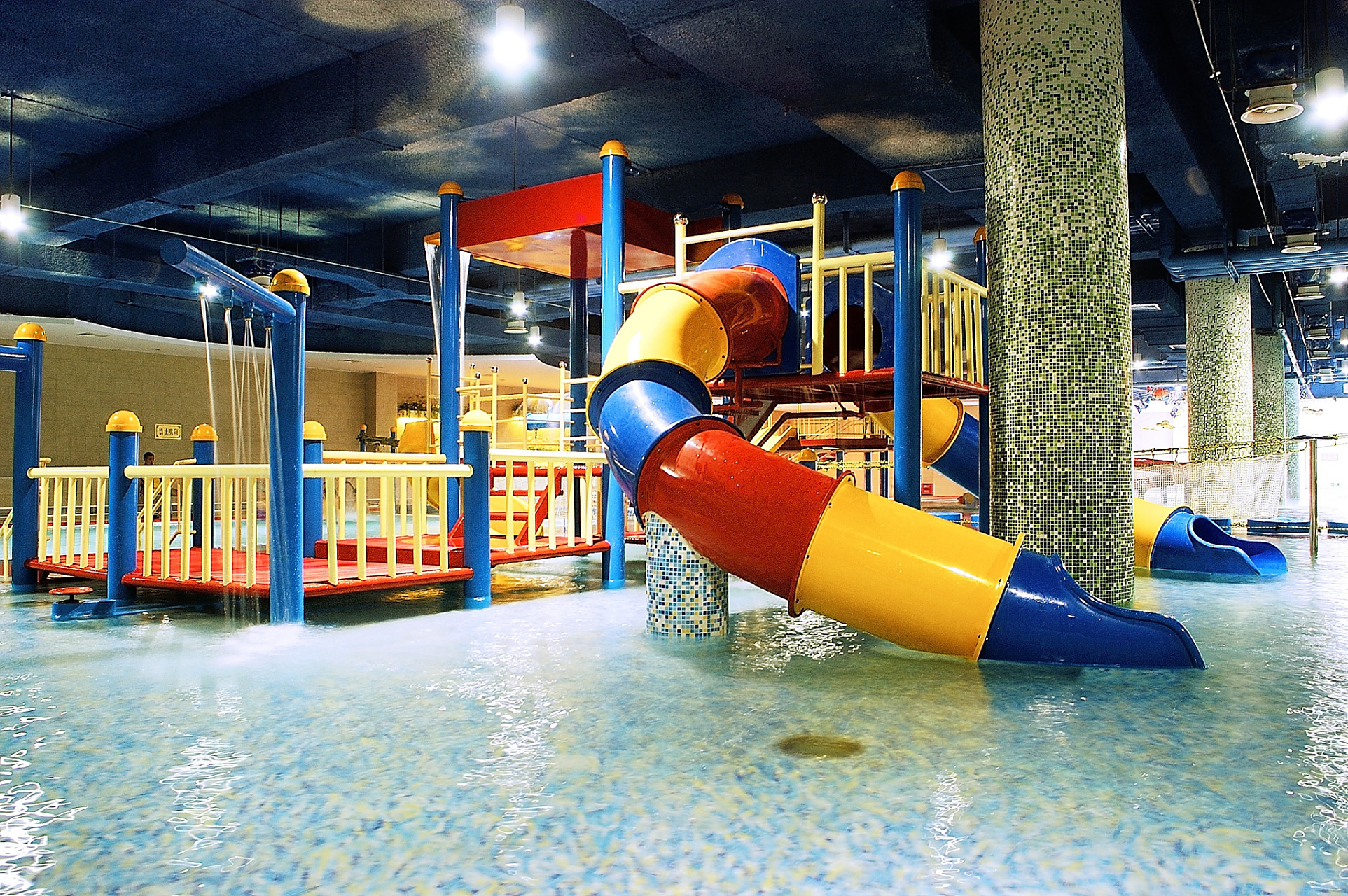 白鹿温泉水上乐园以多样化的水上游乐设施而闻名.