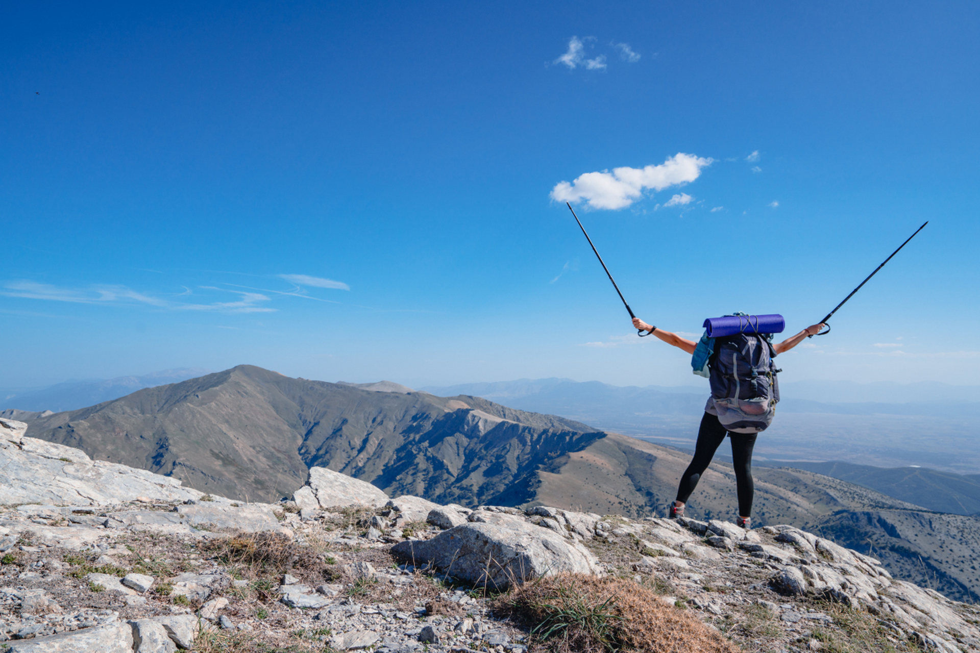 攀登山峰是对自我极限的挑战,需要脚踏实地,超越自我.