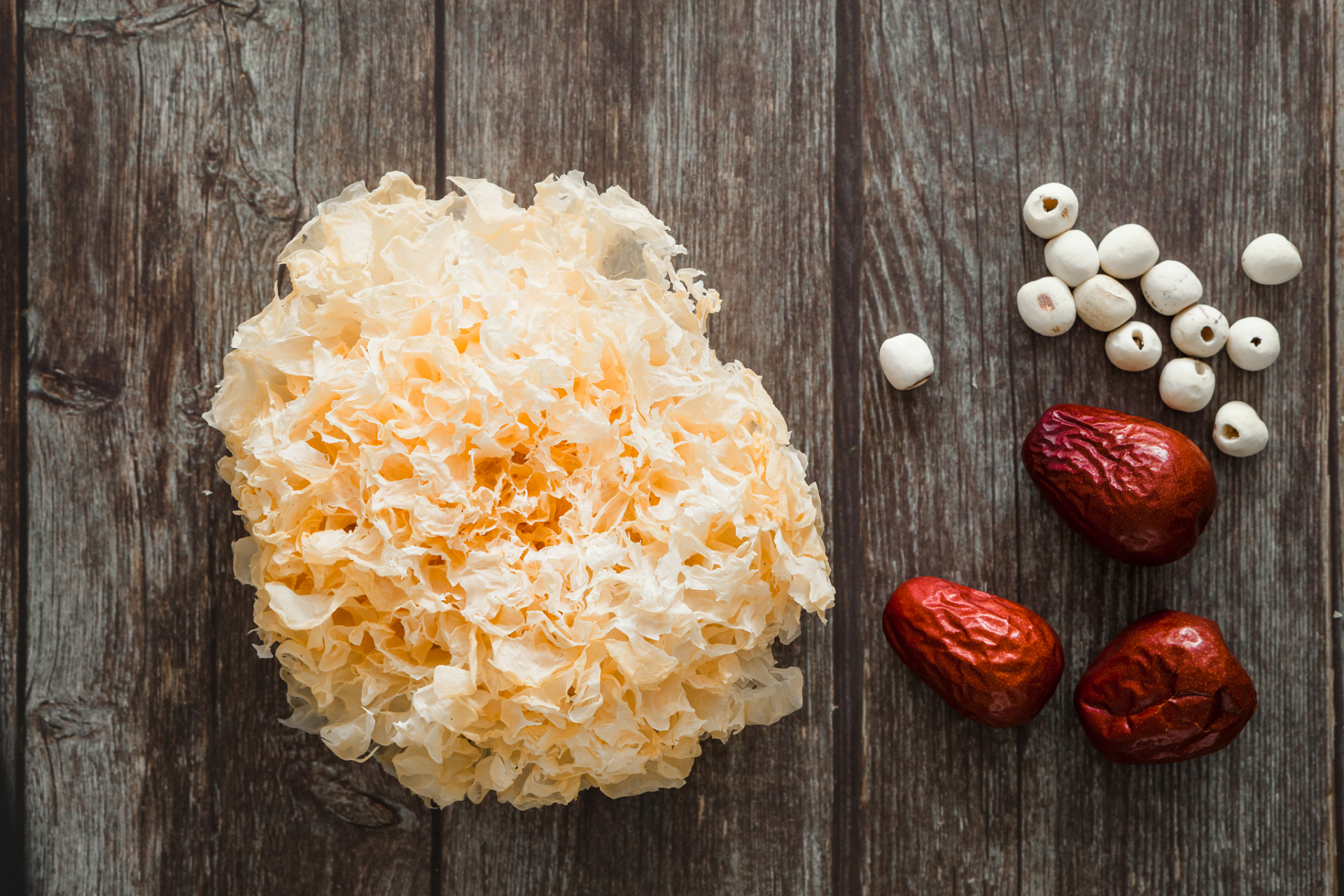 银耳的功效与作用  银耳,又被称为白木耳或者雪耳,是一种常见的食用菌