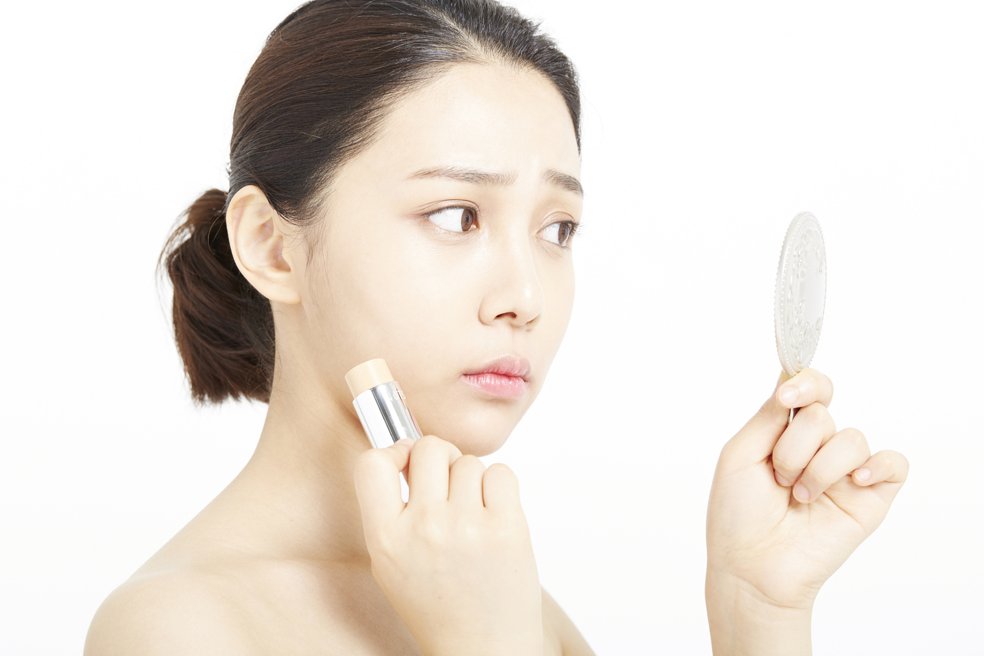 擦粉底液搓泥是什么原因?