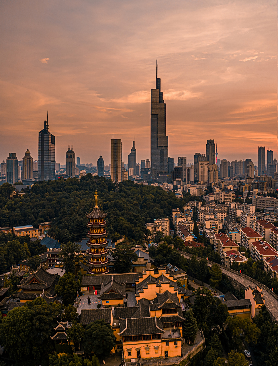 南京三天两晚旅游攻略如下:  一,行程安排 第一天:历史文化探索 南京