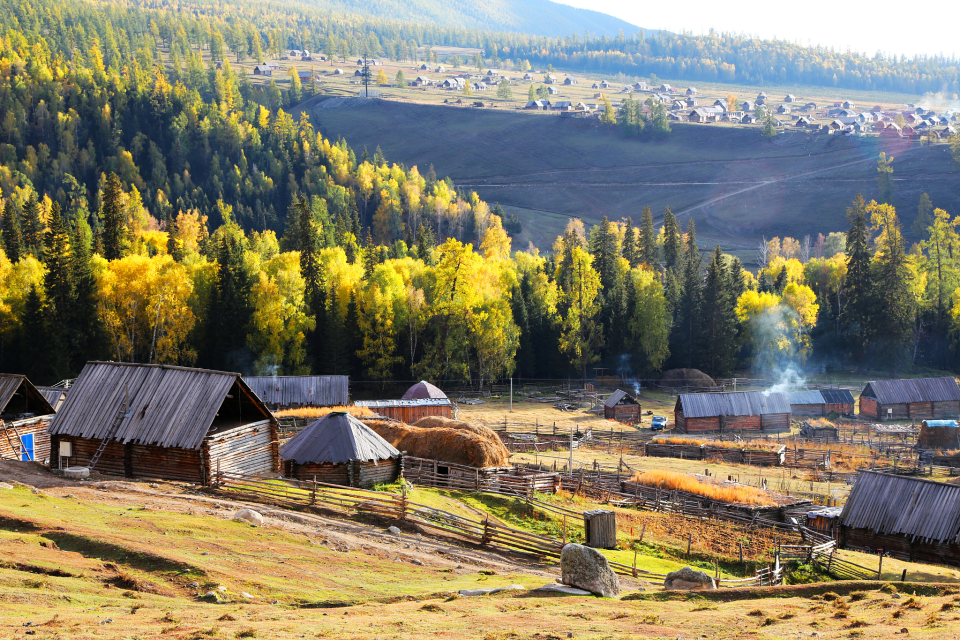 内蒙古的莫尔道嘎龙岩山,在春季和秋季展现截然不同风貌的人间仙境.