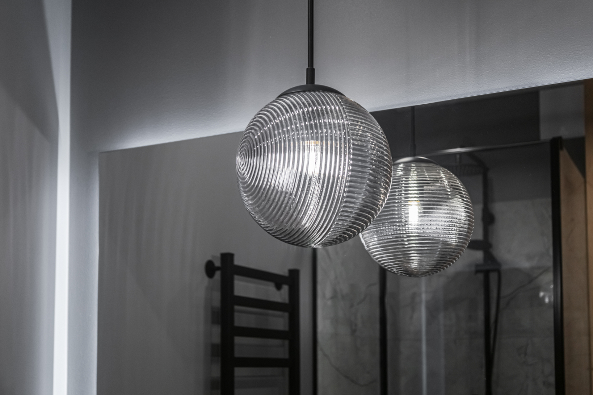 在市场上,有许多专业的灯饰品牌和店铺,它们提供各种款式的艺术灯饰