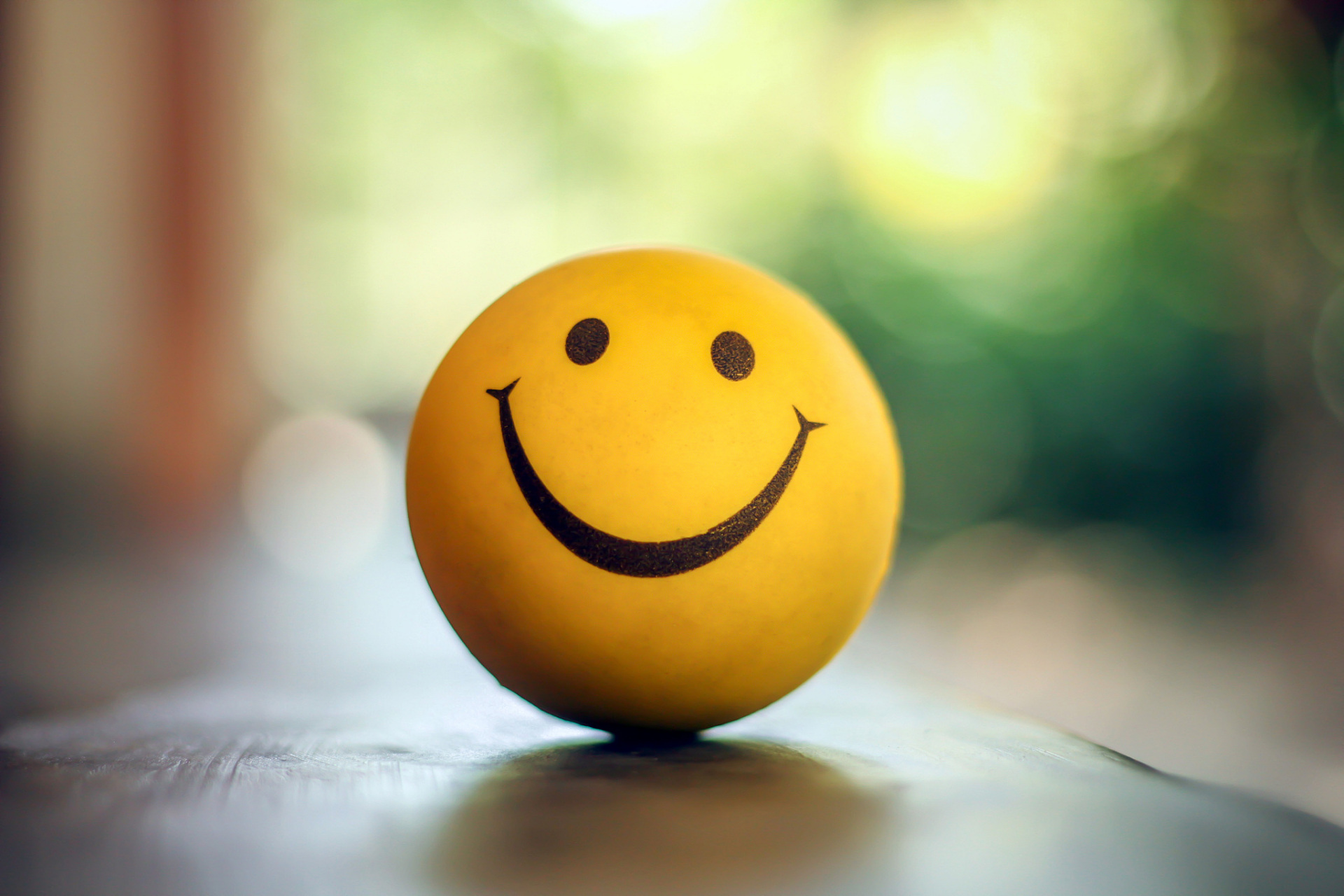 表面乐观开朗是一种积极向上的心态,它能够让人们在面对挫折和困难时