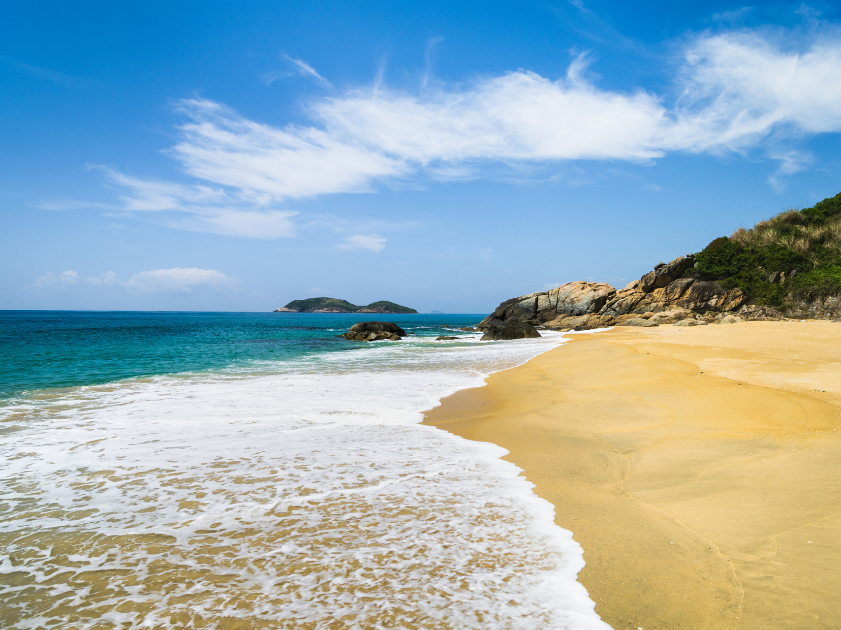 阳江珍珠湾旅游区位于阳江市东南面的有"全国十大渔港之一"之称的东平