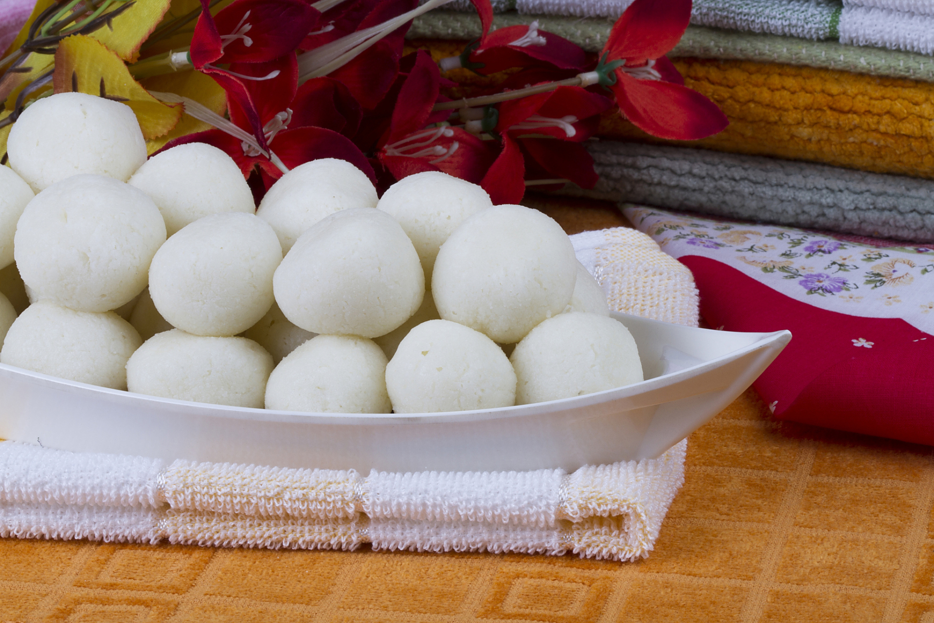 主要食材糯米粉,白糖,芝麻,先将糯米粉加水揉成团,做成丸子,上锅蒸熟