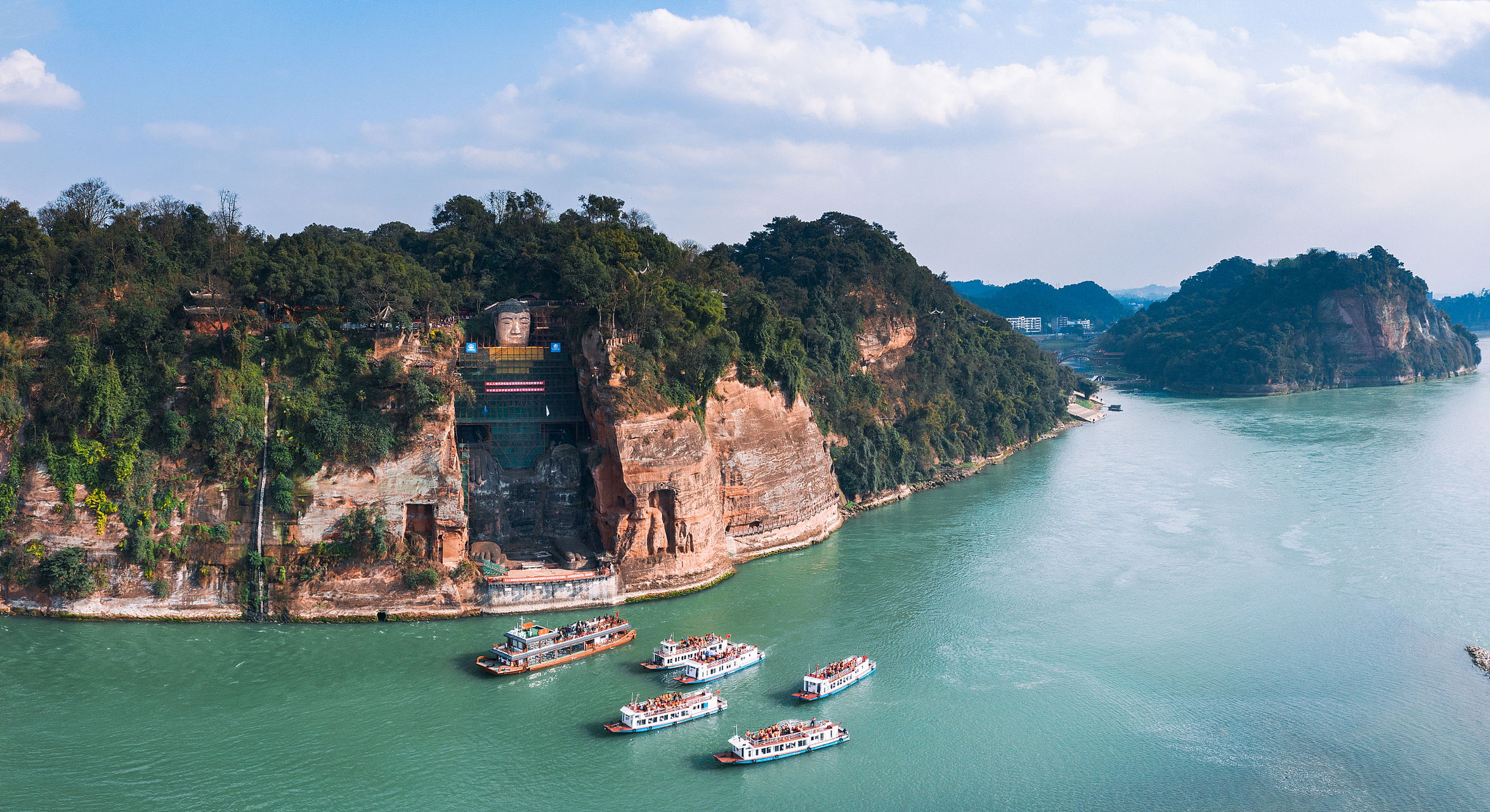 以"朝辞白帝彩云间,千里江陵一日还"的诗句而闻名于世的白帝城,位于
