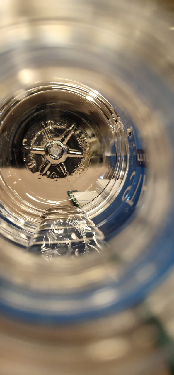 敲击水瓶时,声波在水柱中传播,形成特定频率的声音.