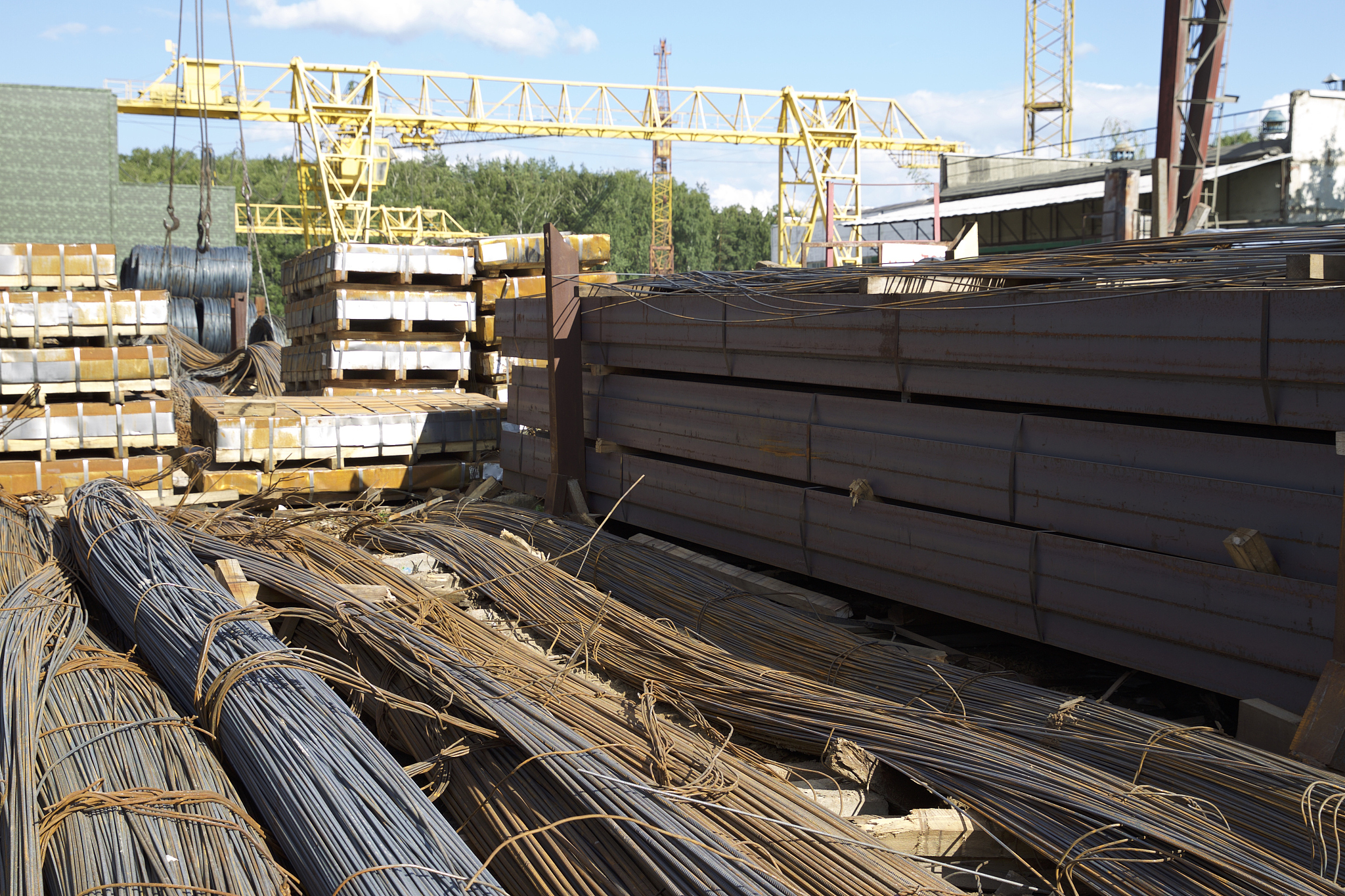 "仓库里的钢材堆积如山,食品货架却空空如也"